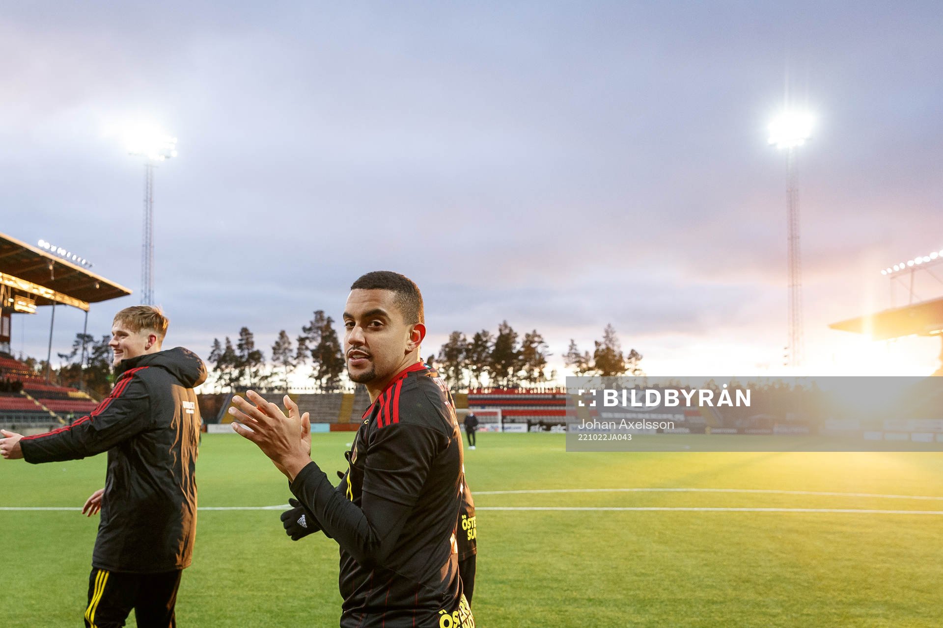 Östersunds Erick Brendon Pinheiro da Silva jublar efter efter fotbollsmatchen i Superettan mellan Östersund och Trelleborg den 22 oktober 2022 i Östersund.