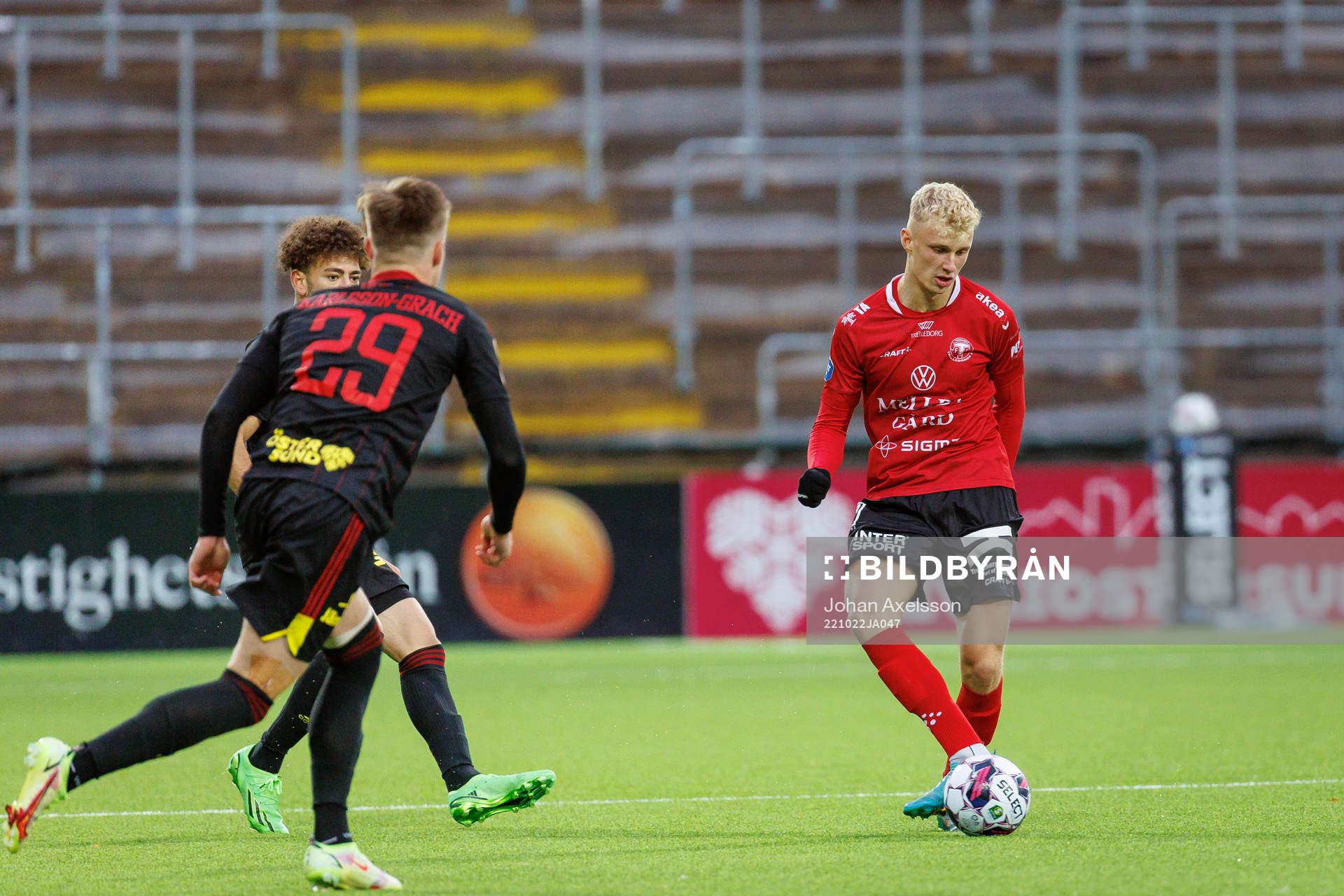 Trelleborgs Liam Olausson  under fotbollsmatchen i Superettan mellan Östersund och Trelleborg den 22 oktober 2022 i Östersund. 