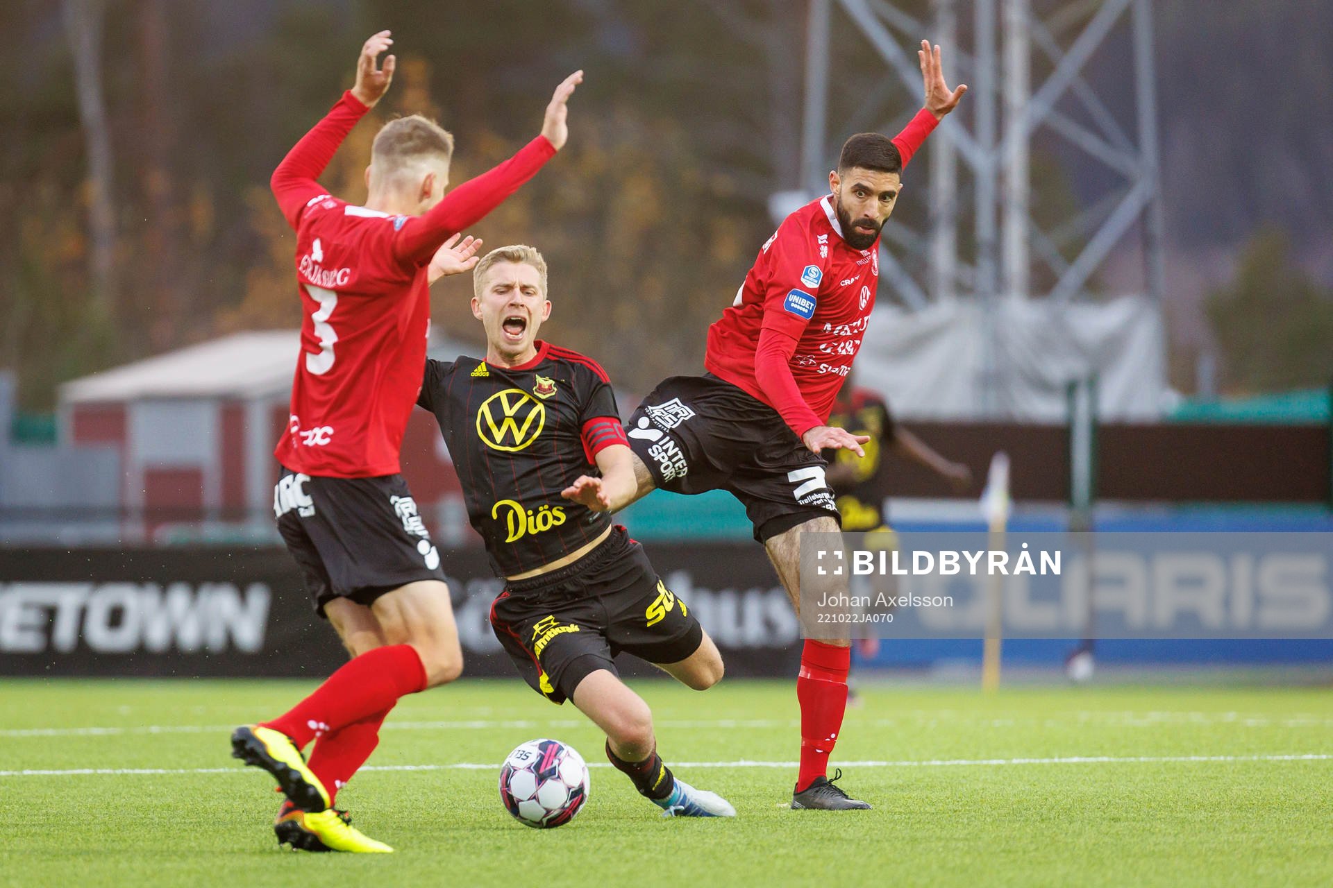 Östersunds Ludvig Fritzson i kamp med Trelleborgs Mouhammed-Ali Dhaini under fotbollsmatchen i Superettan mellan Östersund och Trelleborg den 22 oktober 2022 i Östersund.