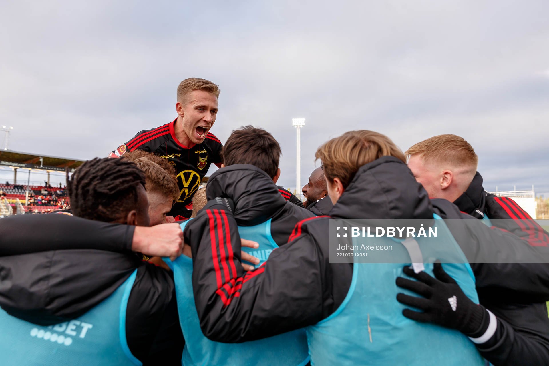 Östersunds Ludvig Fritzson  jublar med lagkamrater