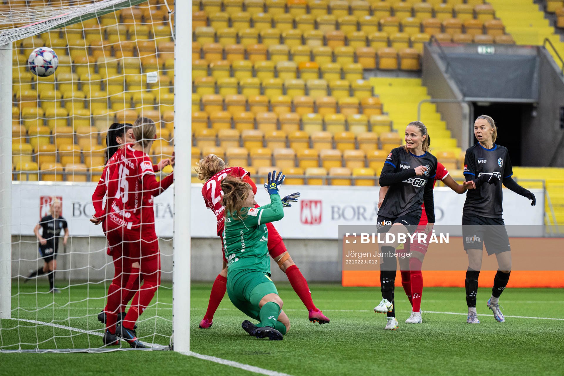 Växjös Maria Møller Thomsen gör 0-1 under fotbollsmatchen i Elitettan mellan Bergdalen och Växjö den 22 oktober 2022 i Borås. 