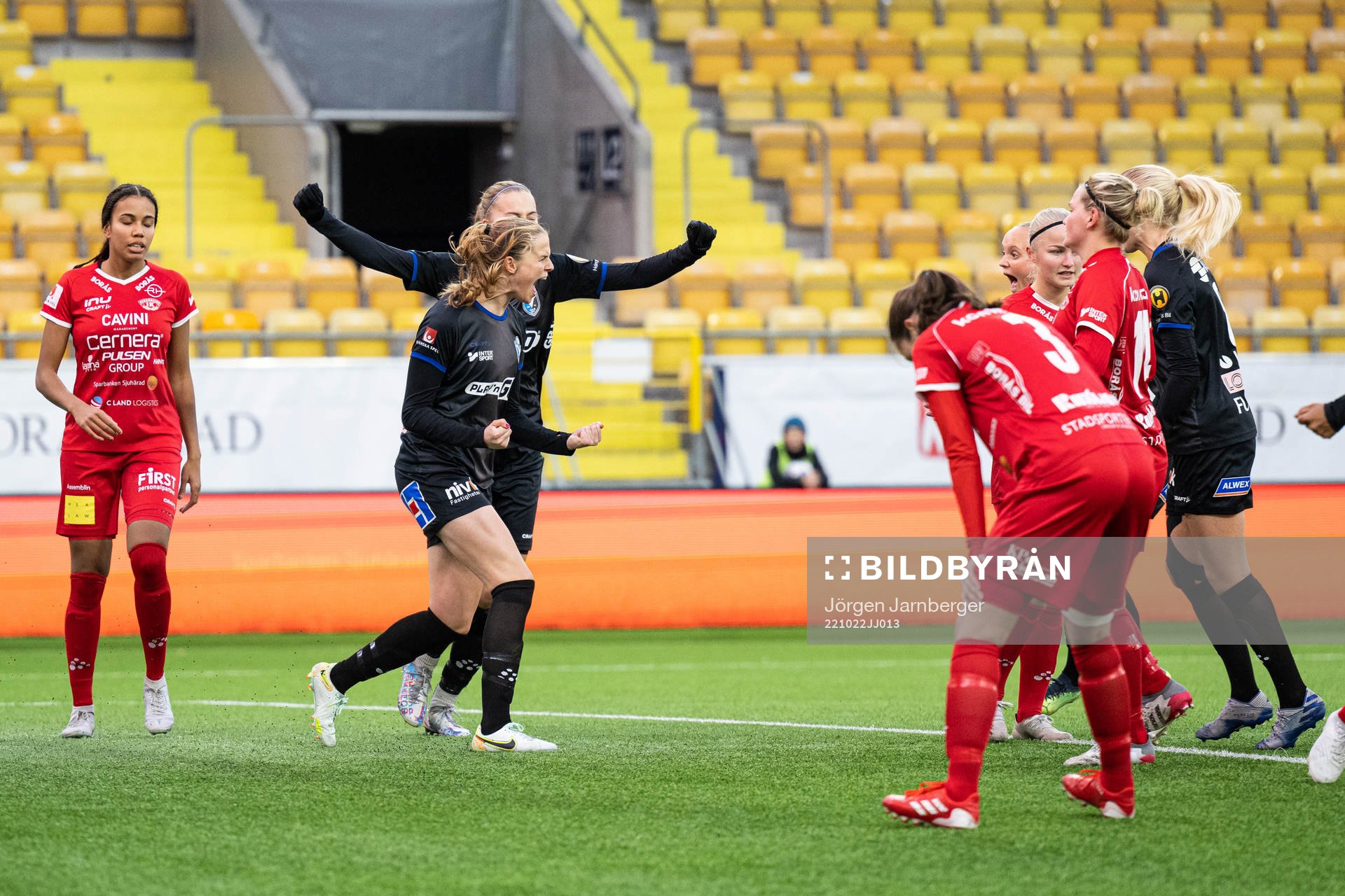 Växjös Maria Møller Thomsen gör 0-1 och jublar under fotbollsmatchen i Elitettan mellan Bergdalen och Växjö den 22 oktober 2022 i Borås. 