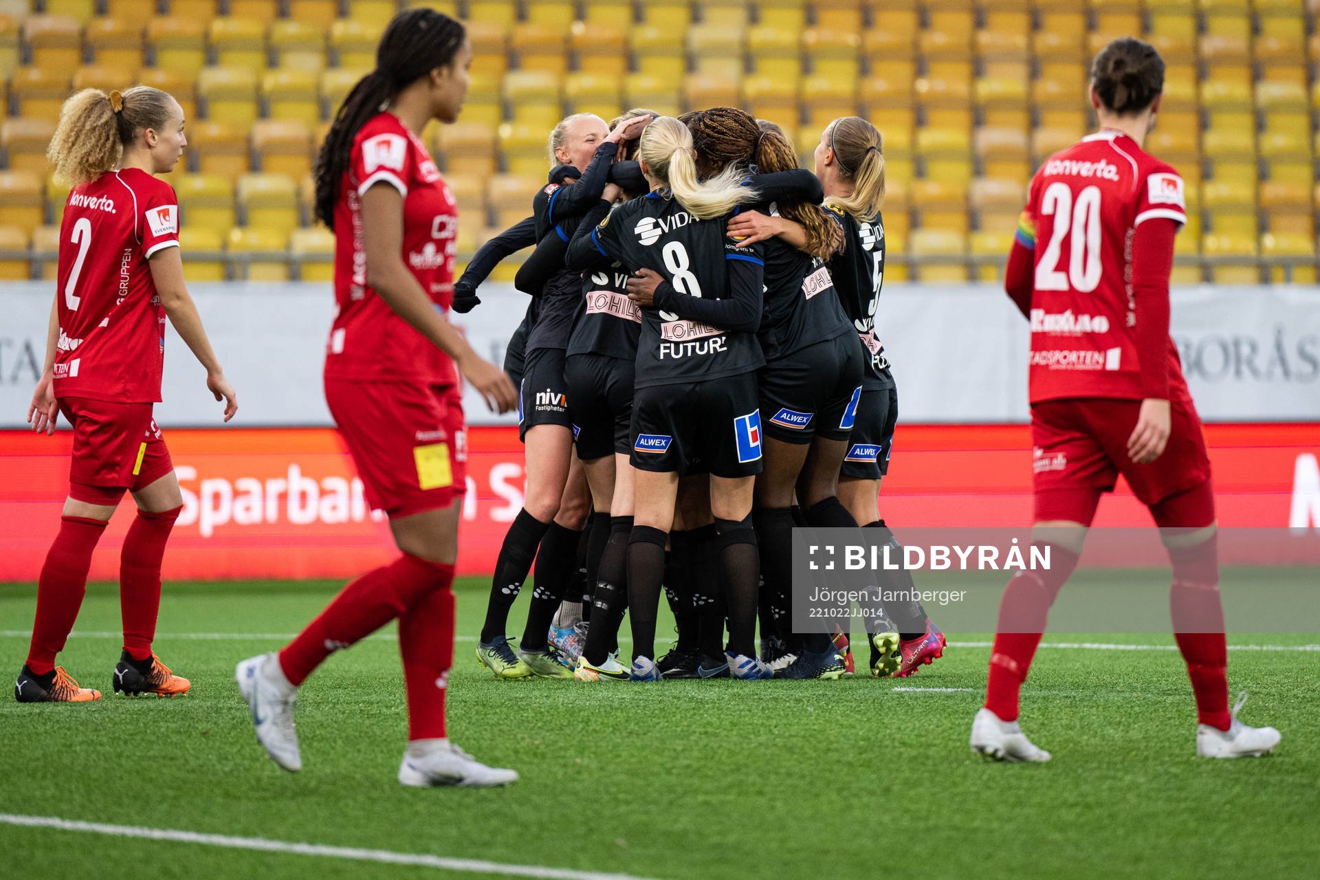 Växjös Maria Møller Thomsen gör 0-1 och jublar med lagkamraterna under fotbollsmatchen i Elitettan mellan Bergdalen och Växjö den 22 oktober 2022 i Borås.