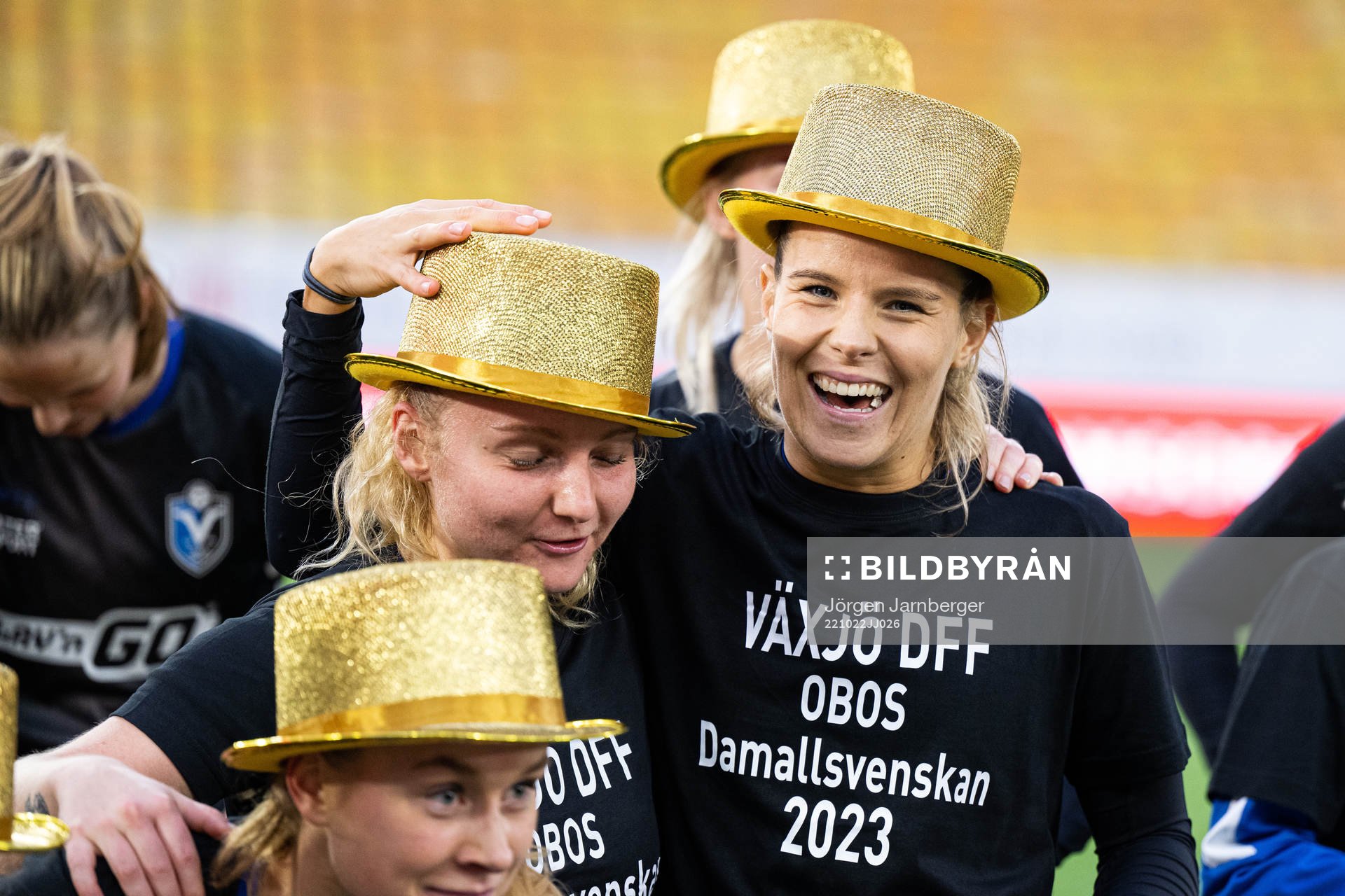 Växjös spelare jublar efter seger och att man är klara för Damallsvenskan 2023 efter fotbollsmatchen i Elitettan mellan Bergdalen och Växjö den 22 oktober 2022 i Borås.