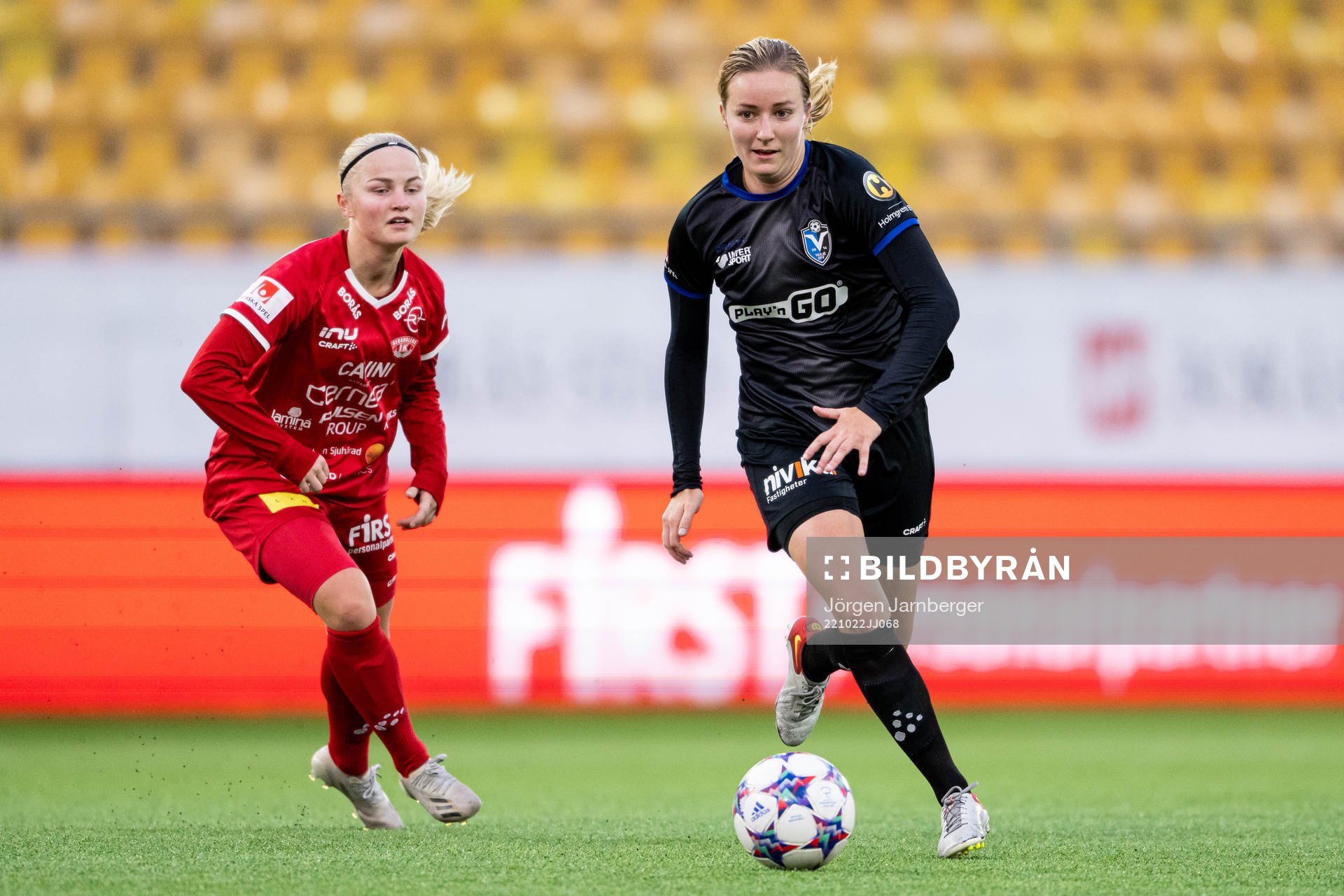 Bergdalens Lova Sternfeldt och Växjös Alexandra Jonasson under fotbollsmatchen i Elitettan mellan Bergdalen och Växjö den 22 oktober 2022 i Borås.