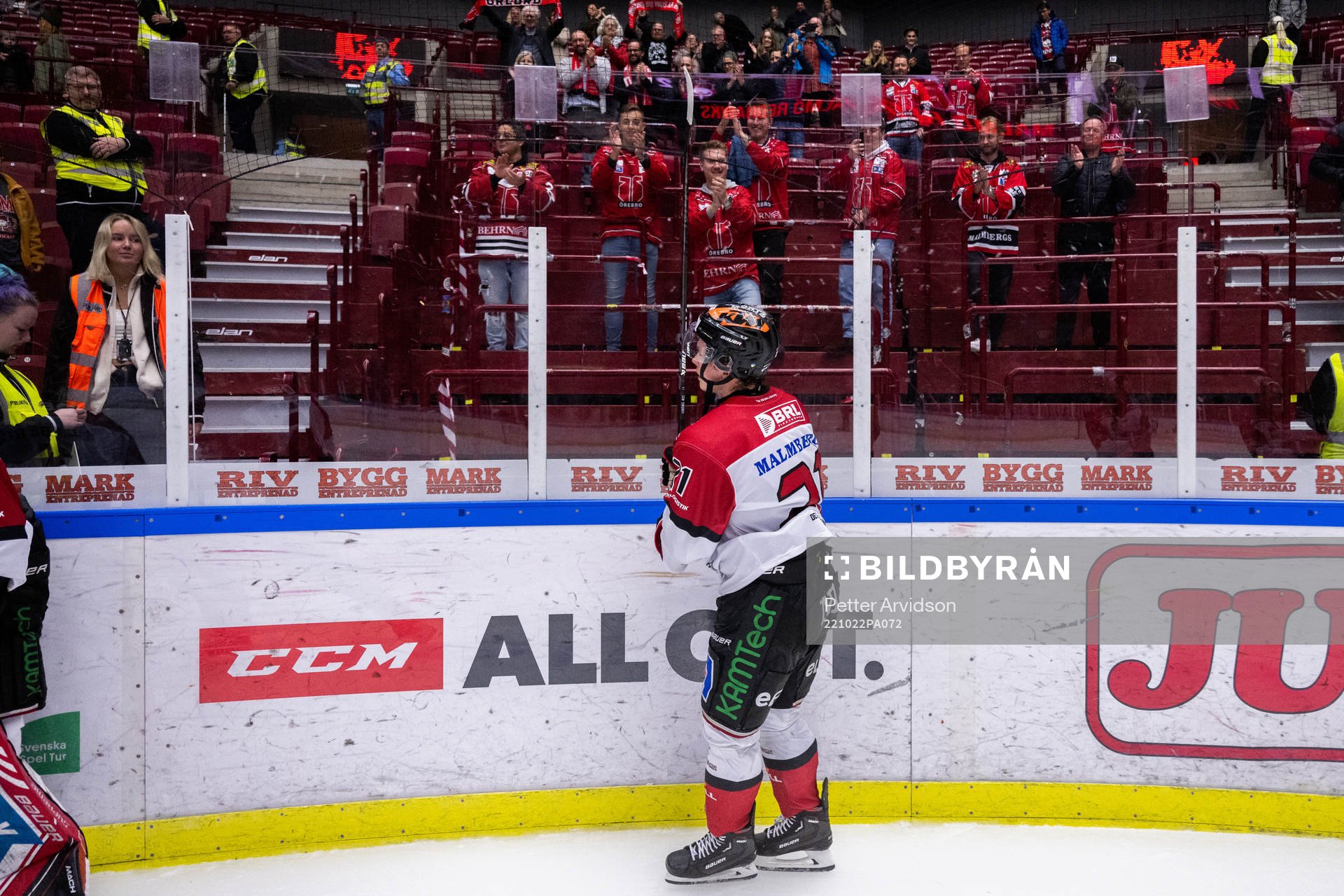 Örebros Linus Öberg jublar mot supportrarna