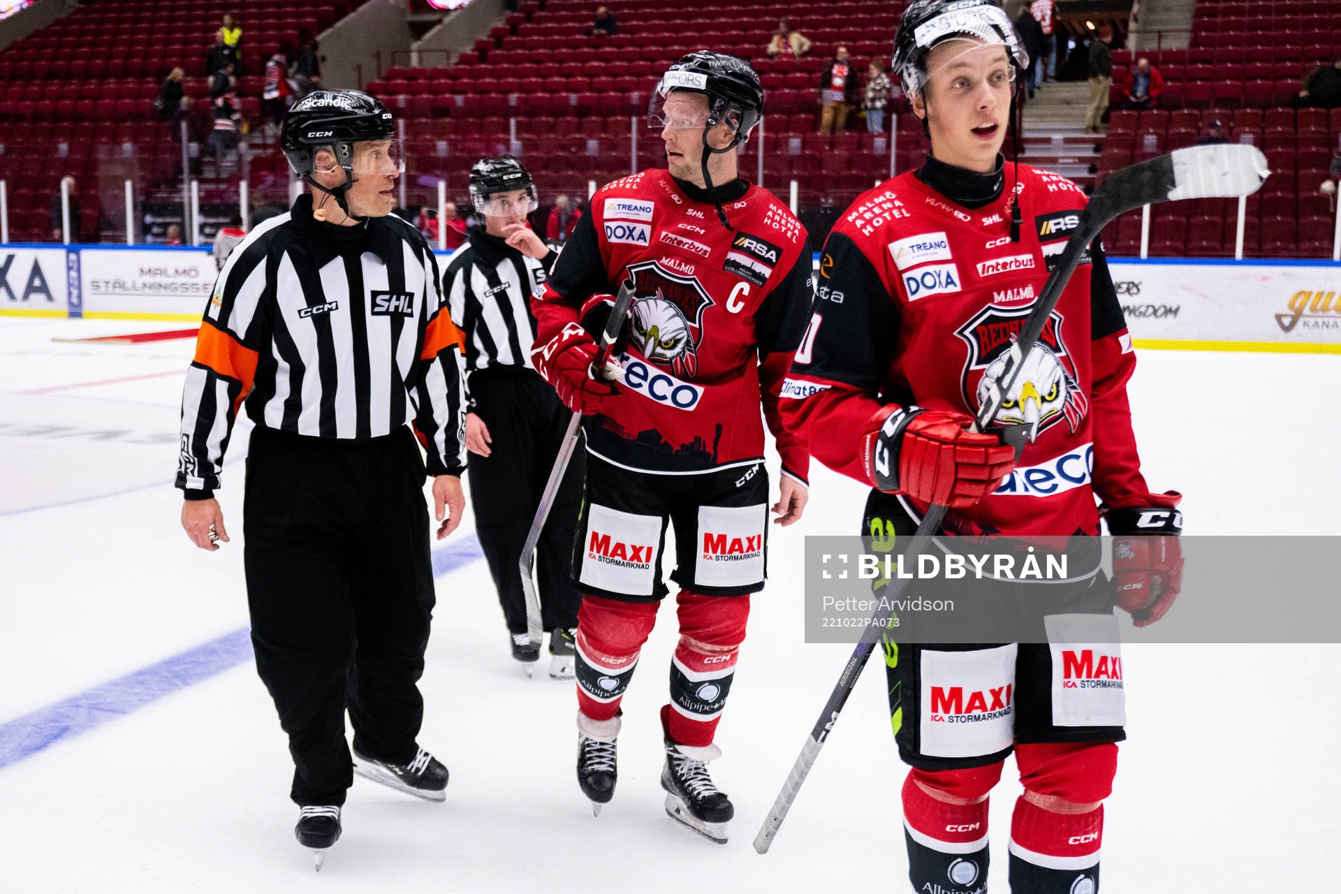 Malmö Redhawks Carl Söderberg i samtal med domare Tobias