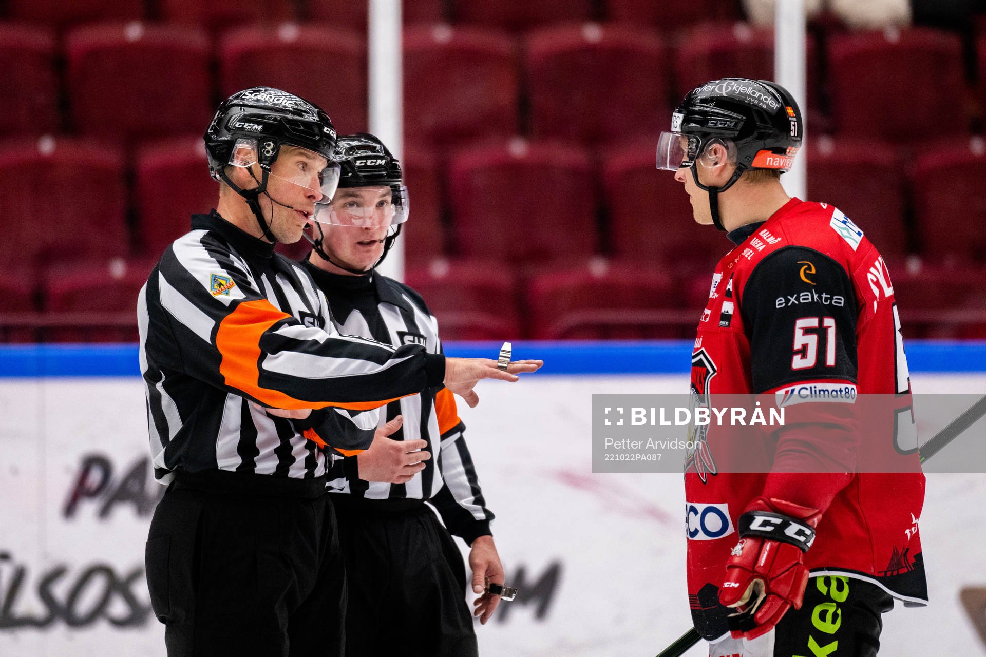 Malmö Redhawks Emil Sylvegård i samtal med domare Tobias