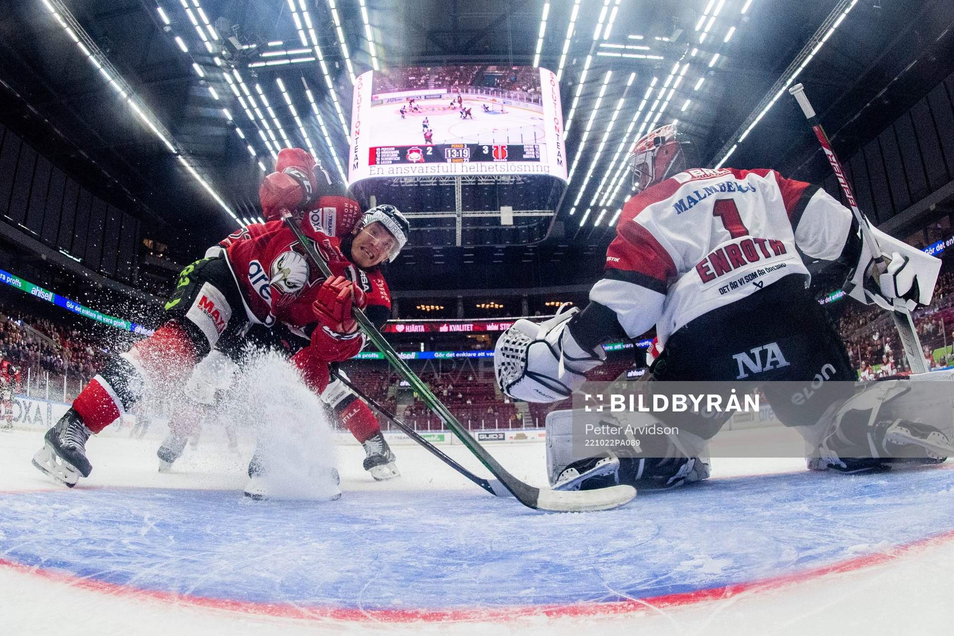 Malmö Redhawks Emil Sylvegård oroar mot Örebros målvakt