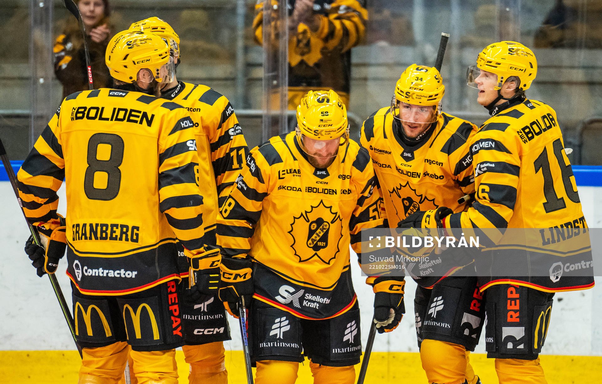 Skellefteås Tom Kühnhackl jublar med Linus Lindström,