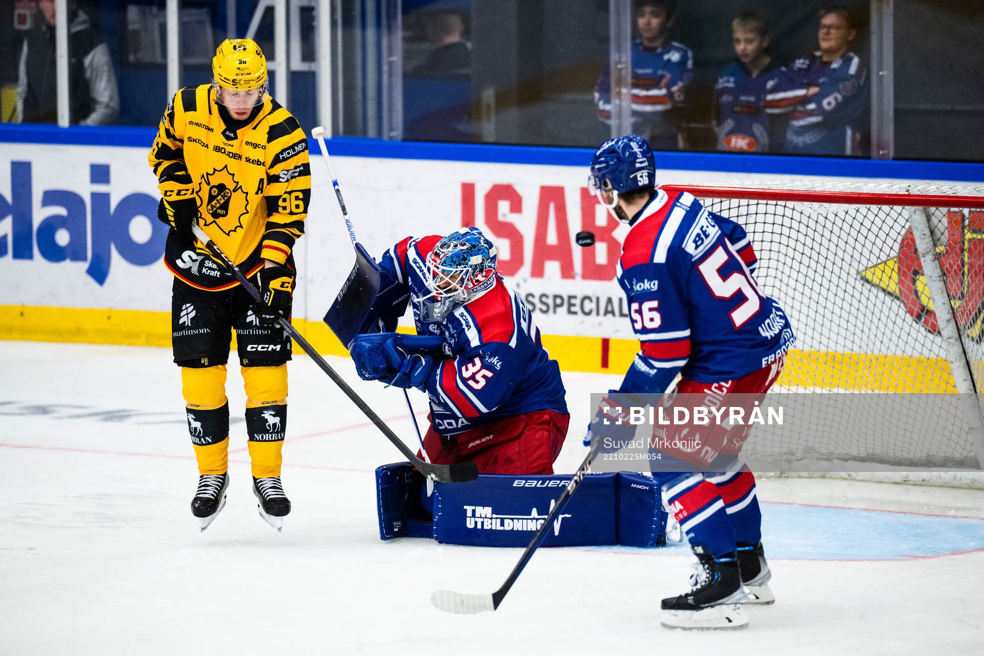 Skellefteås Rickard Hugg mot Oskarshamns målvakt Joe