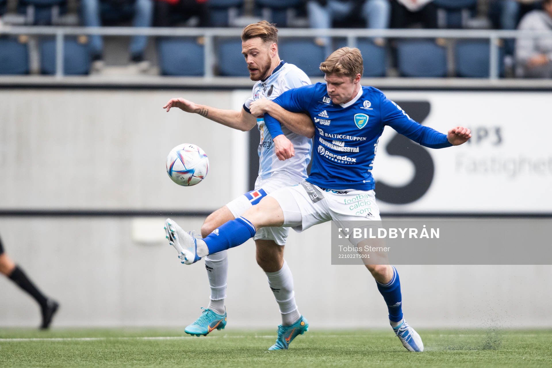 Gefles Leo Englund och Umeå FCs Tobias Westin