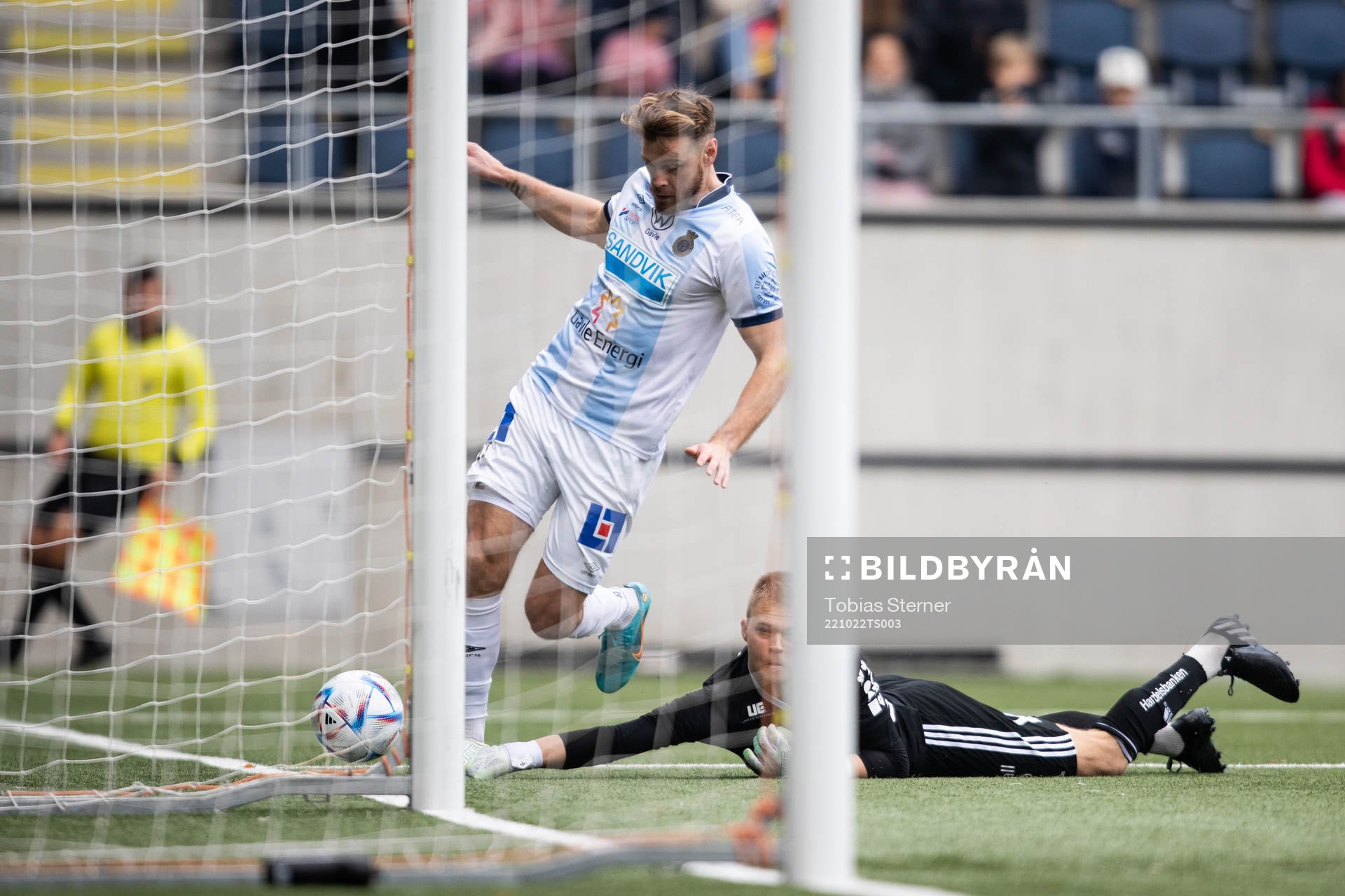 Gefles Leo Englund och Umeå FCs målvakt Pontus Eriksson