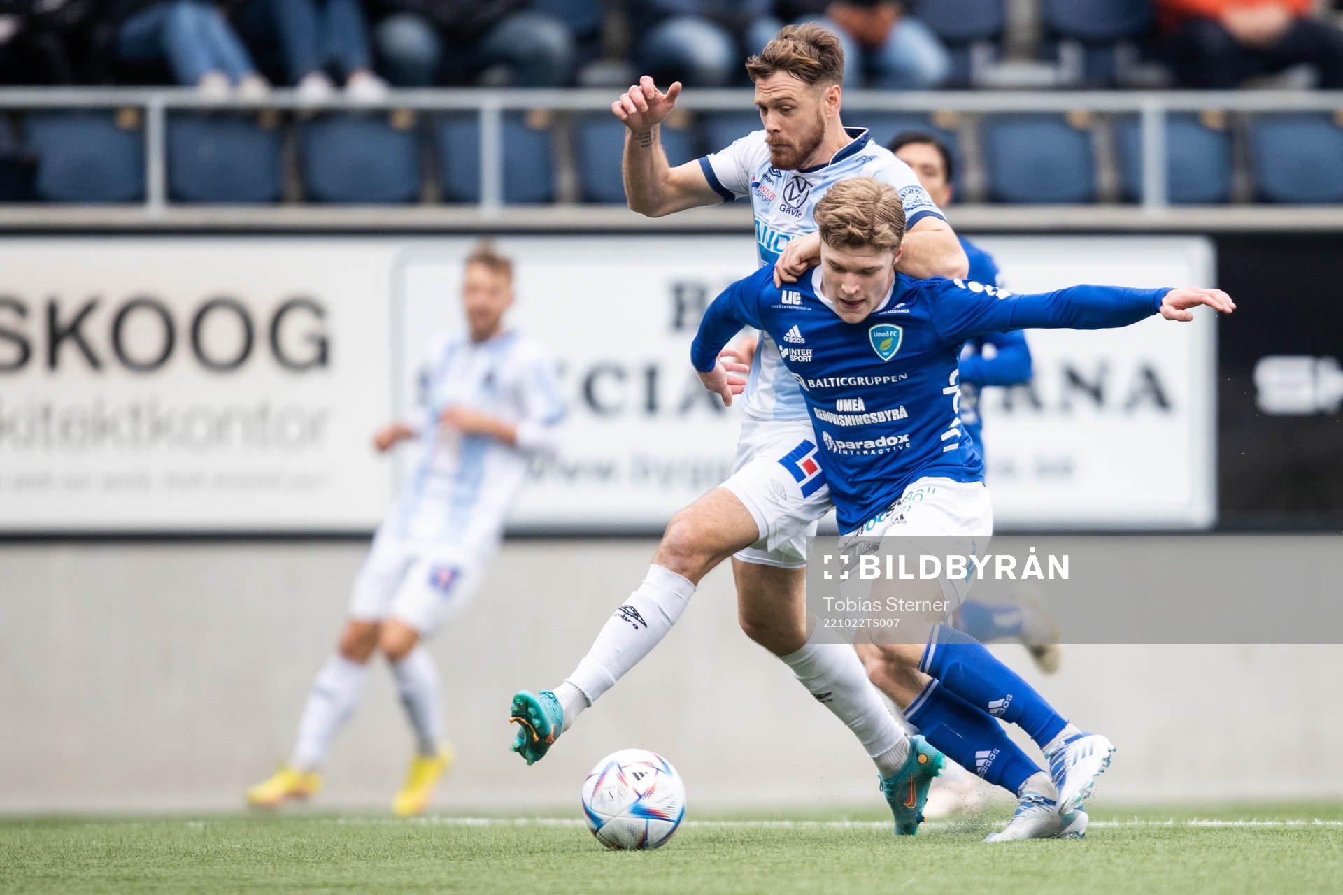 Gefles Leo Englund och Umeå FCs Tobias Westin
