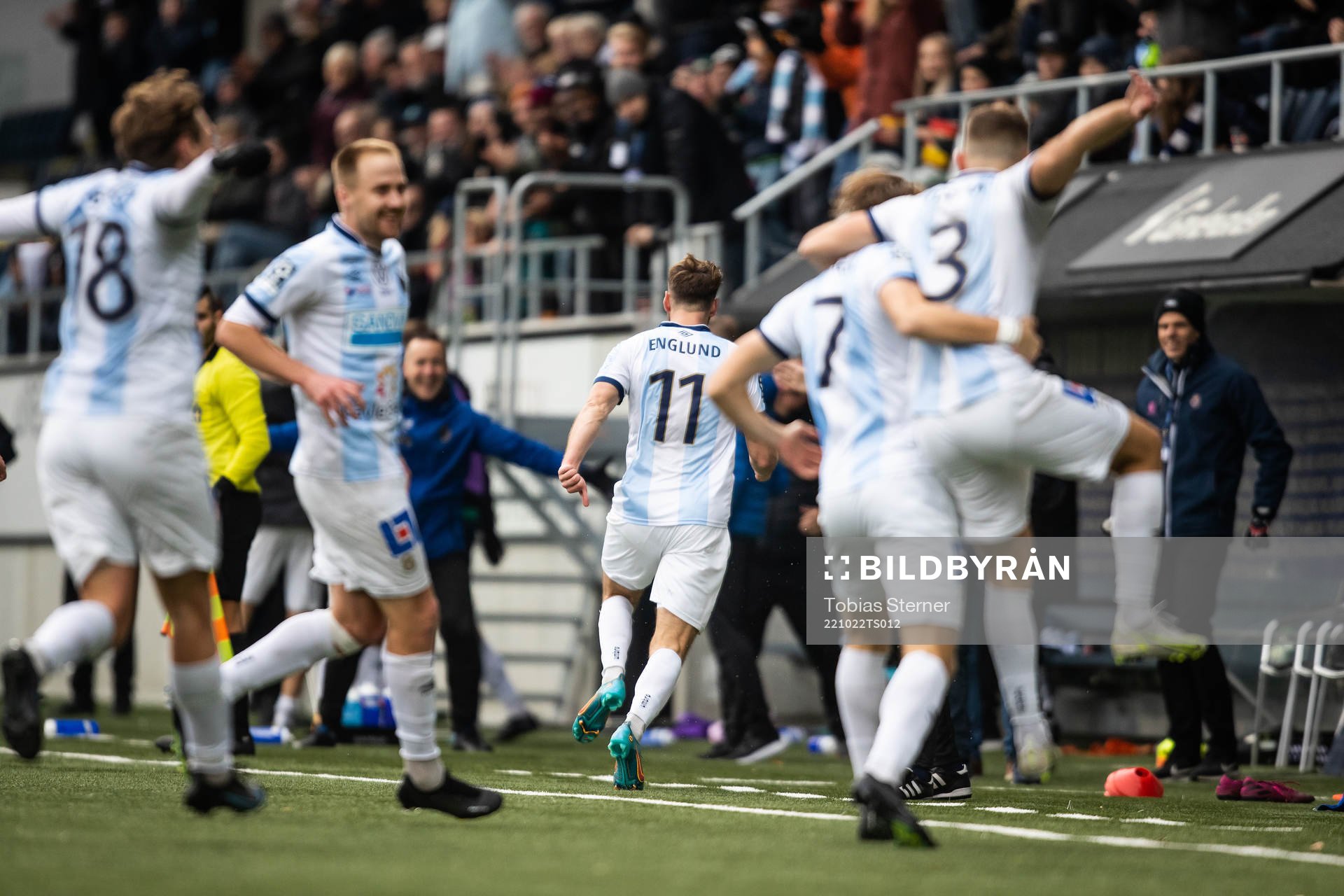 Gefles spelare jublar