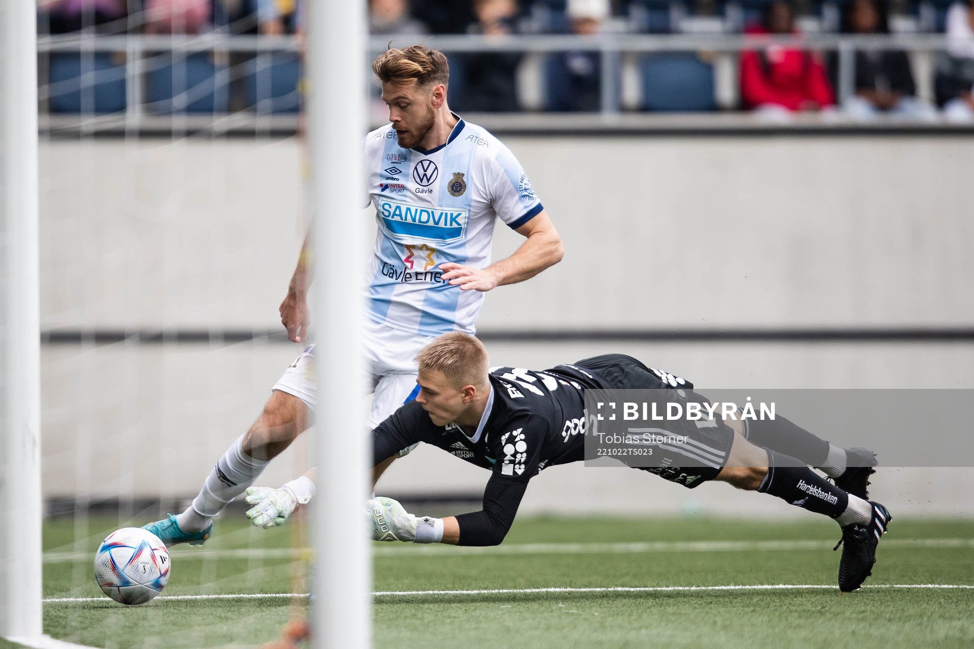 Gefles Leo Englund och Umeå FCs målvakt Pontus Eriksson