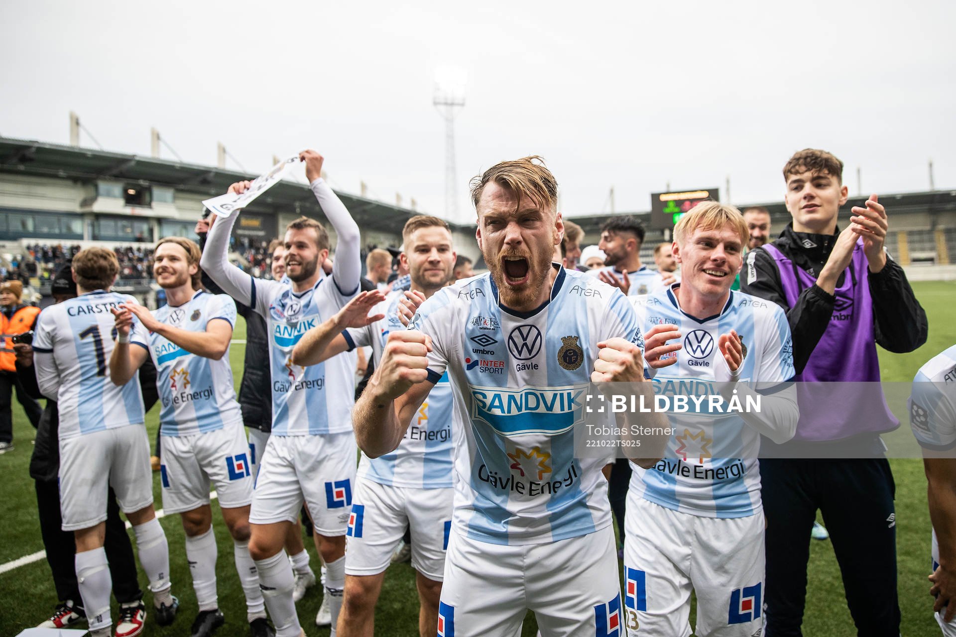 Gefles Leo Englund jublar efter fotbollsmatchen i Ettan norra mellan Gefle och Umeå FC den 22 oktober 2022 i Gävle. 