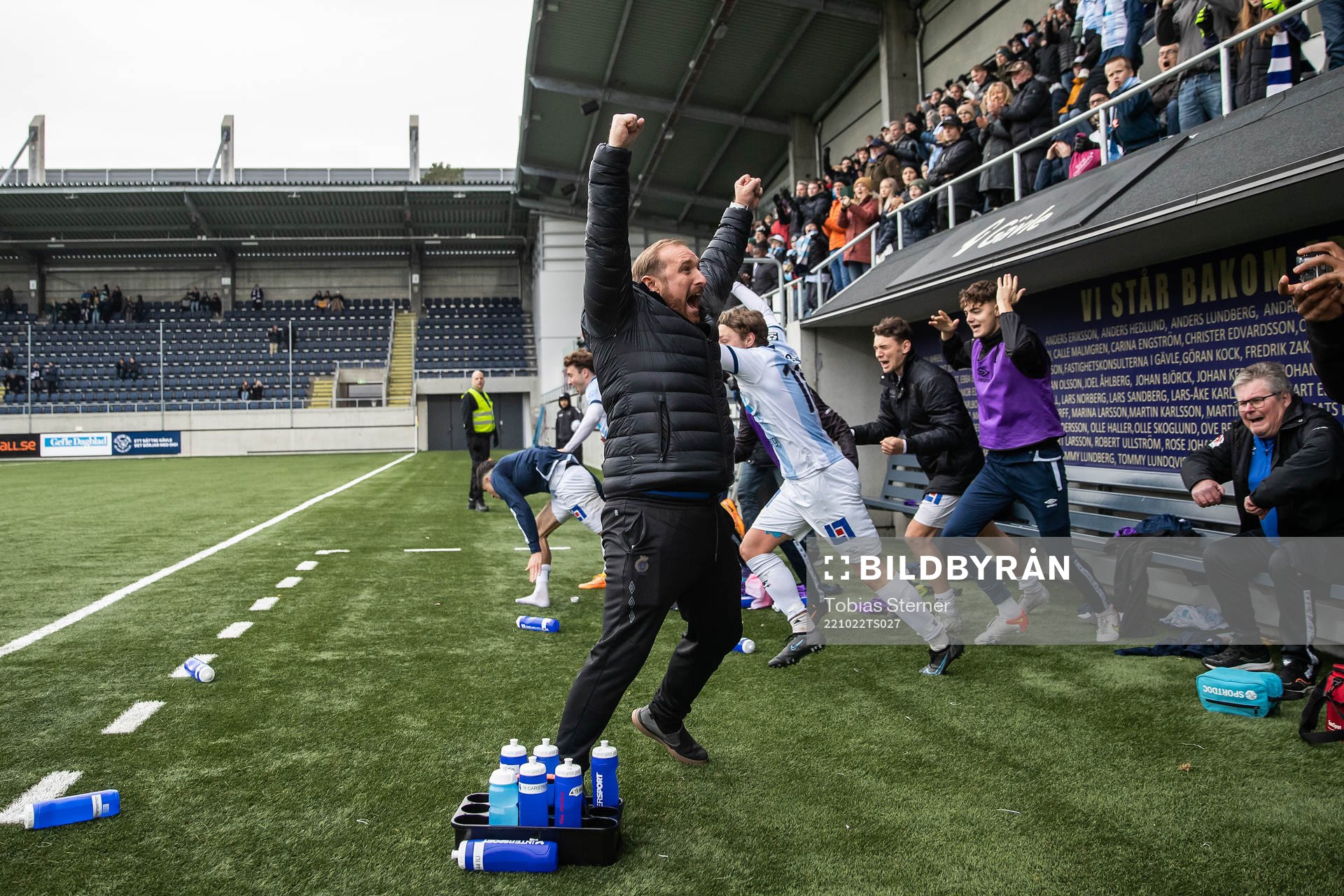Gefles tränare Mikael Bengtsson jublar