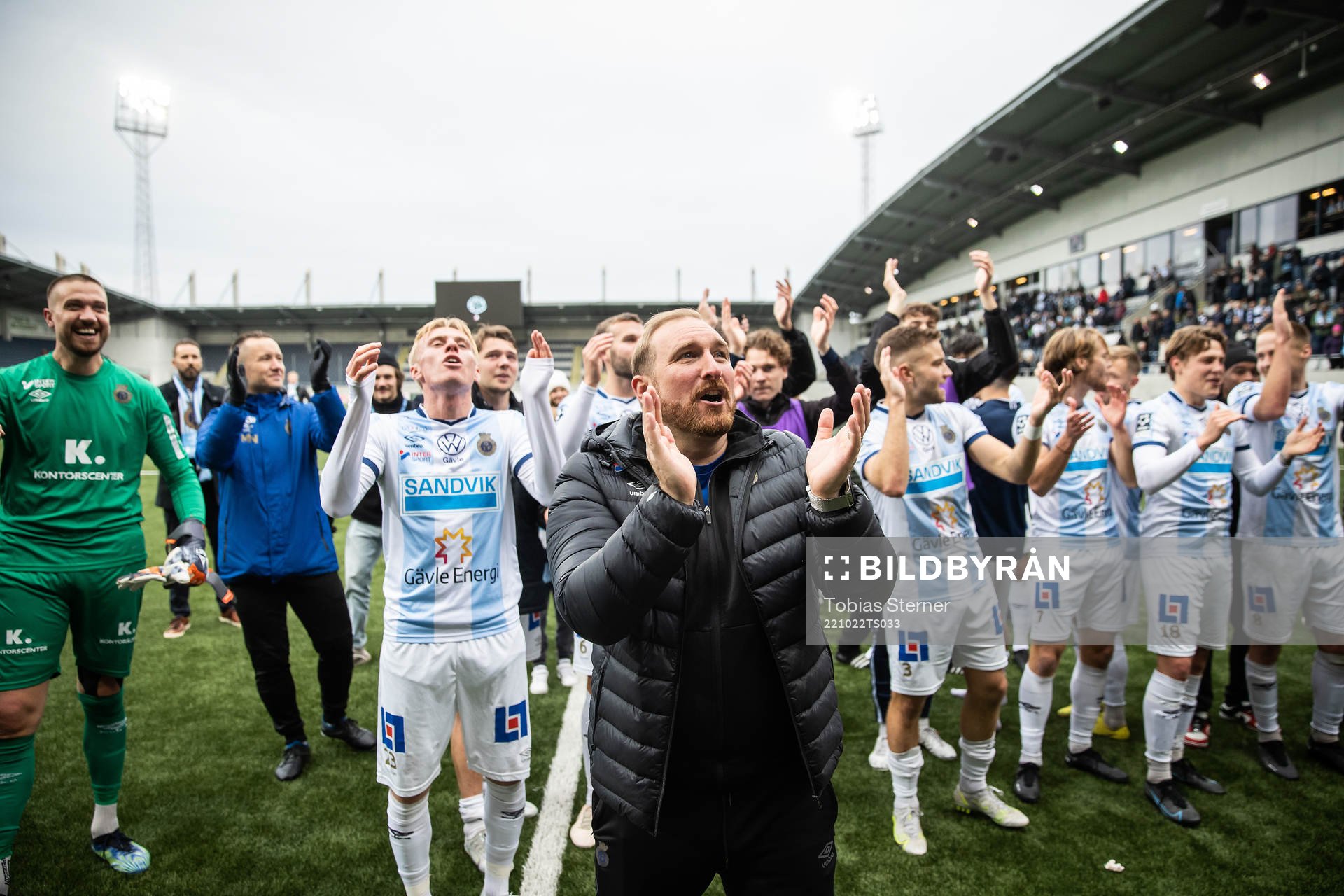 Gefles tränare Mikael Bengtsson jublar