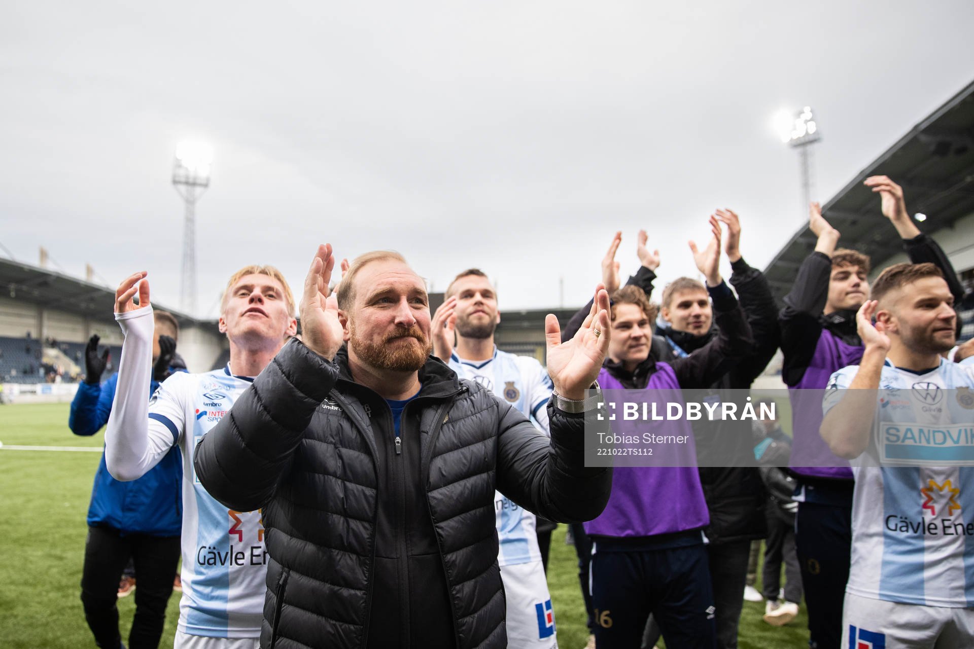 Gefles tränare Mikael Bengtsson jublar