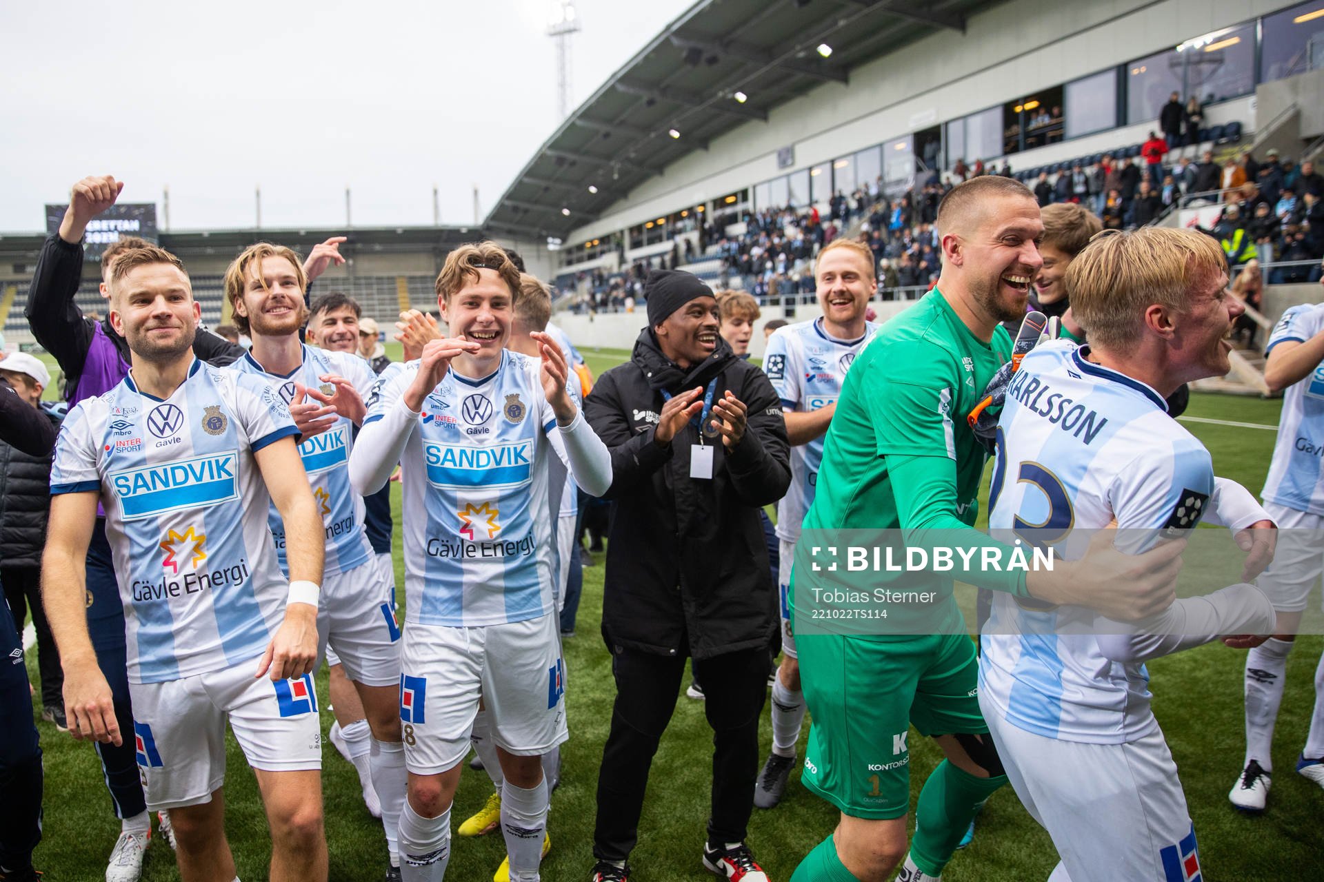 Gefles Alex Cooper, Daniel Eliasson, Jesper Carström, målvakt Tim Markström och Oskar Karlsson jublar efter fotbollsmatchen i Ettan norra mellan Gefle och Umeå FC den 22 oktober 2022 i Gävle.