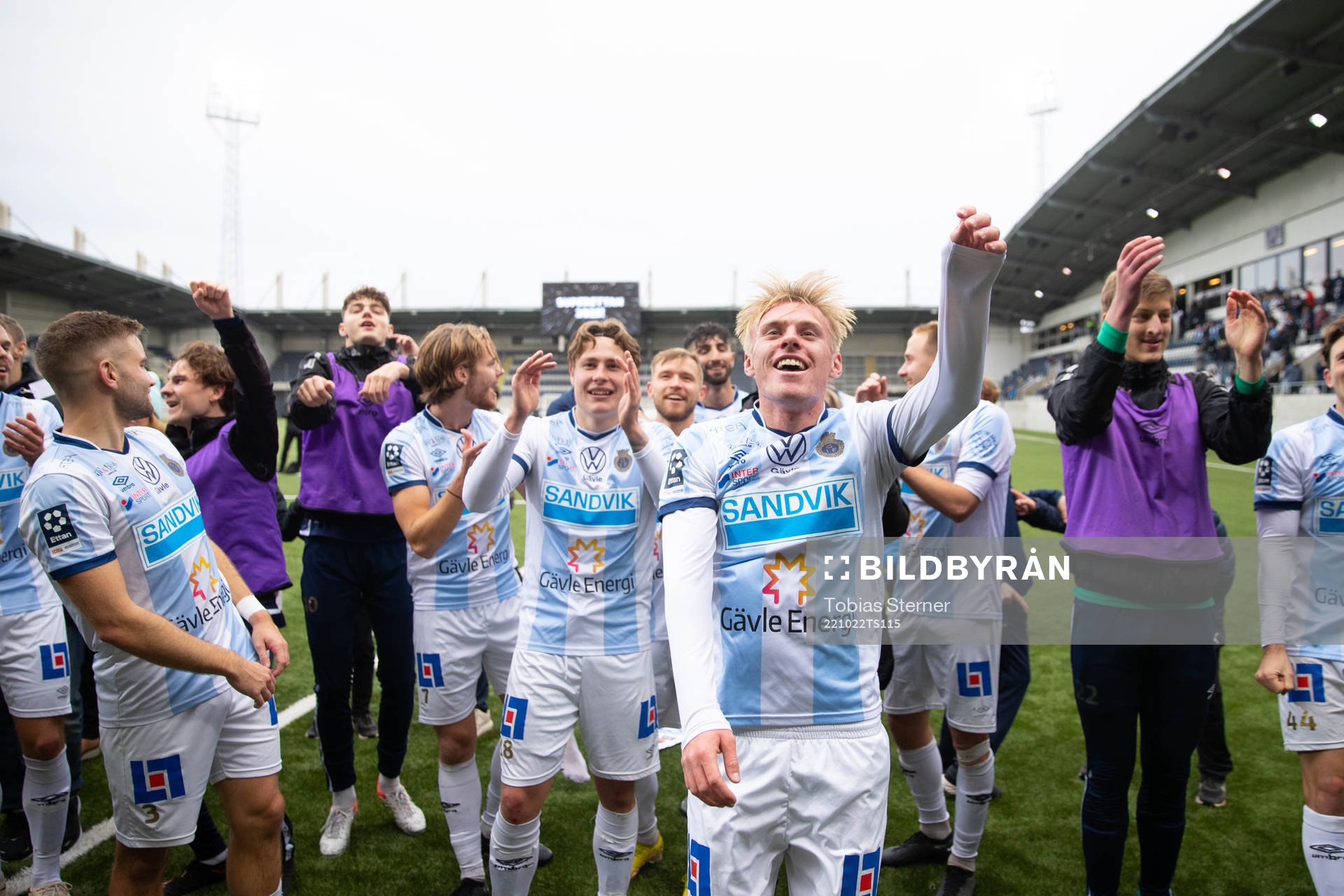Gefles Oskar Karlsson jublar efter fotbollsmatchen i Ettan norra mellan Gefle och Umeå FC den 22 oktober 2022 i Gävle. 