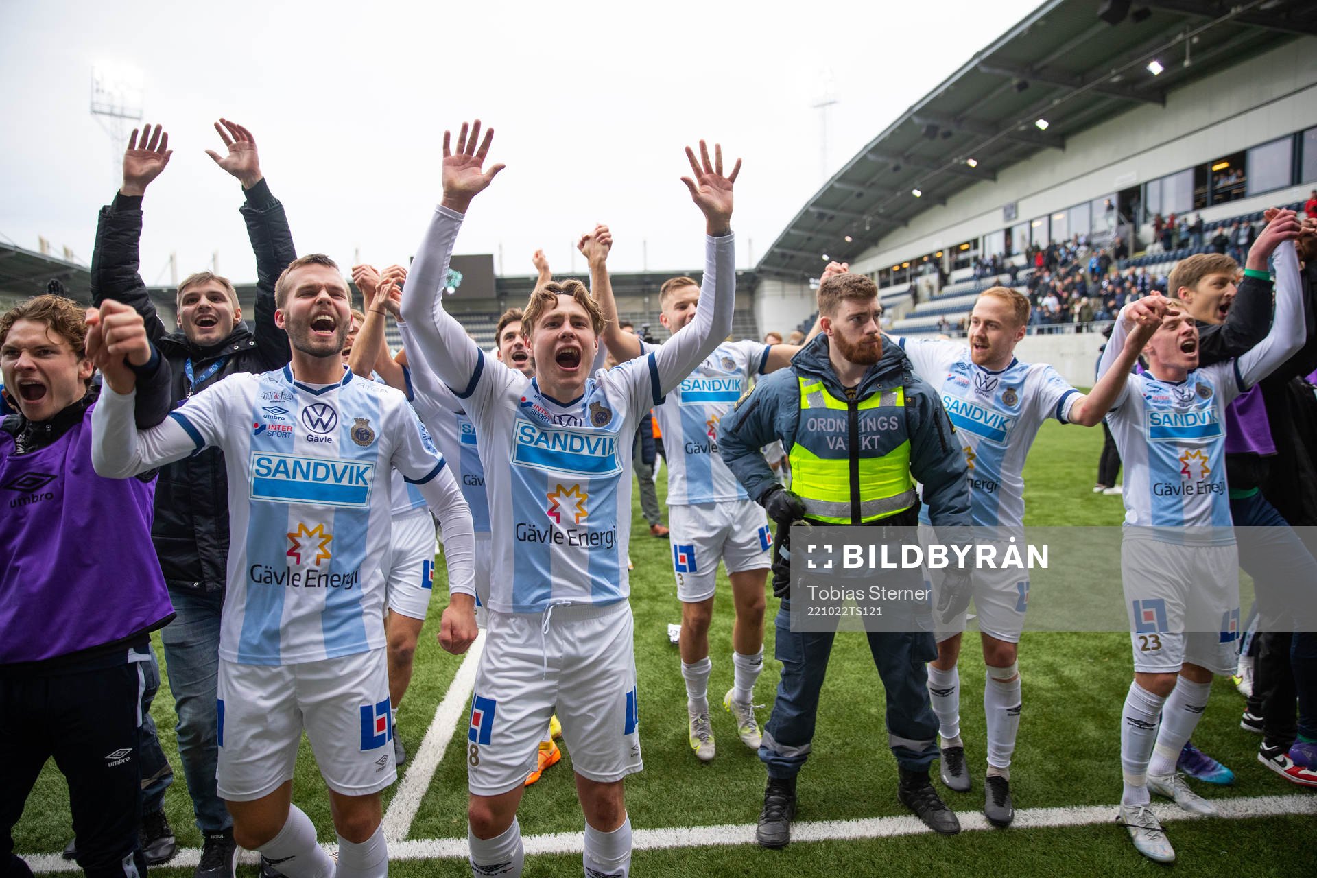 Gefles spelare jublar
