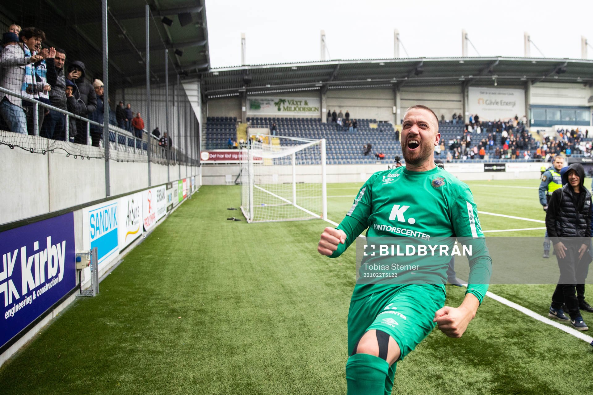 Gefles målvakt Tim Markström jublar