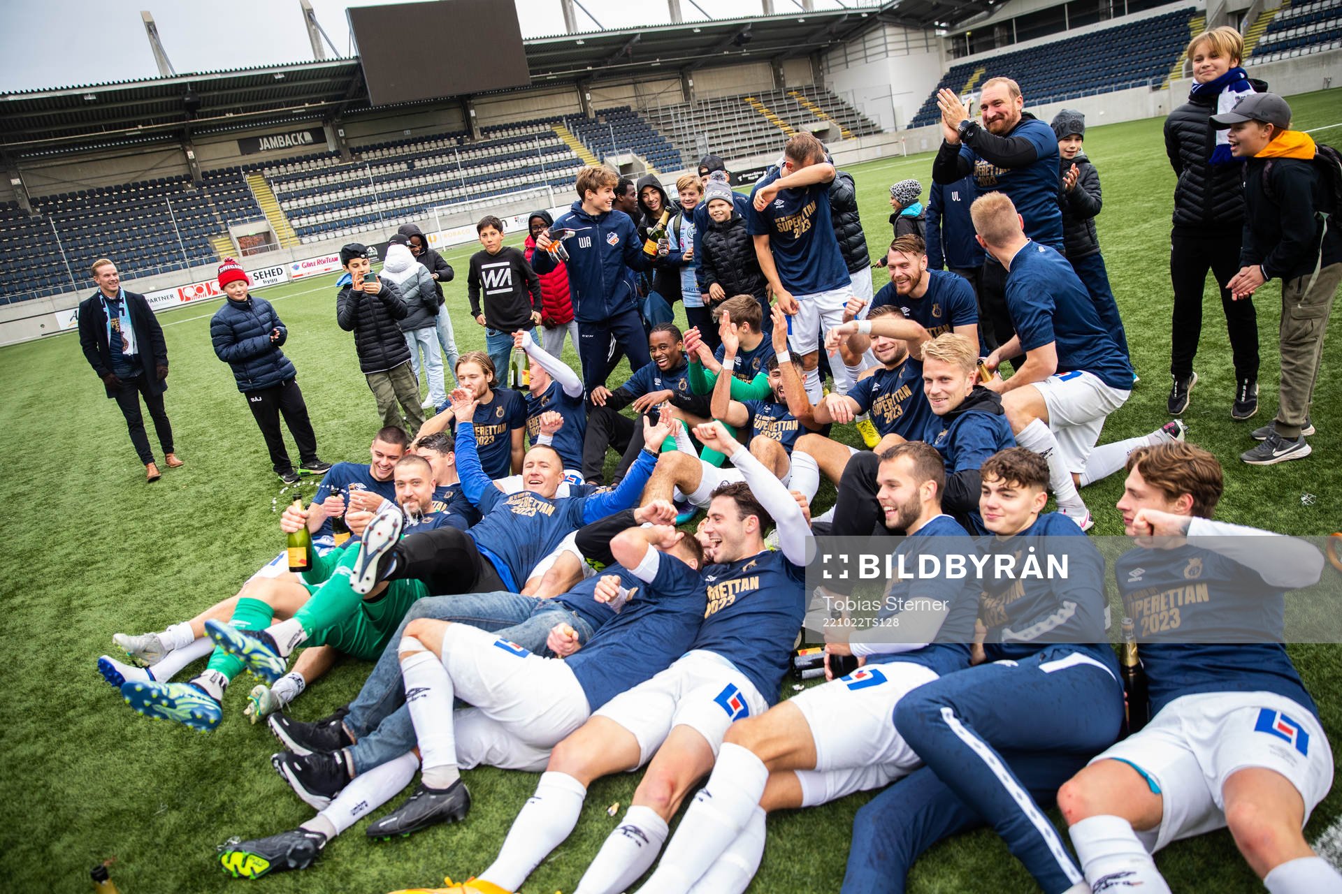 Gefles spelare jublar