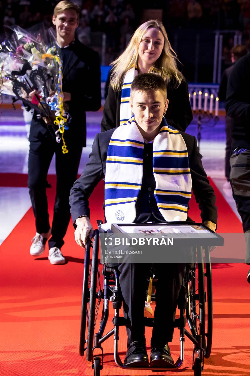 Tobias Forsberg hyllas innan ishockeymatchen i SHL mellan