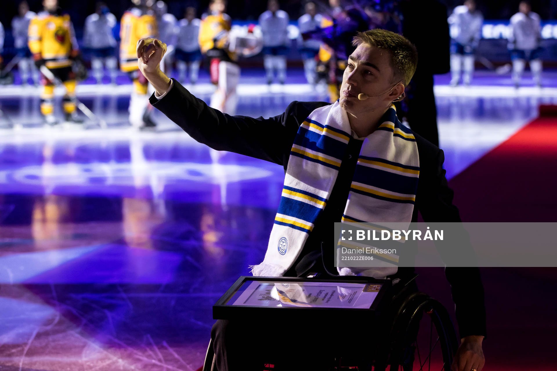 Tobias Forsberg hyllar innan ishockeymatchen i SHL mellan
