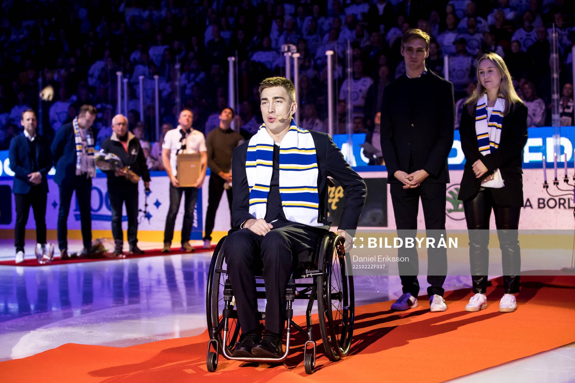 Tobias Forsberg hyllas innan ishockeymatchen i SHL mellan