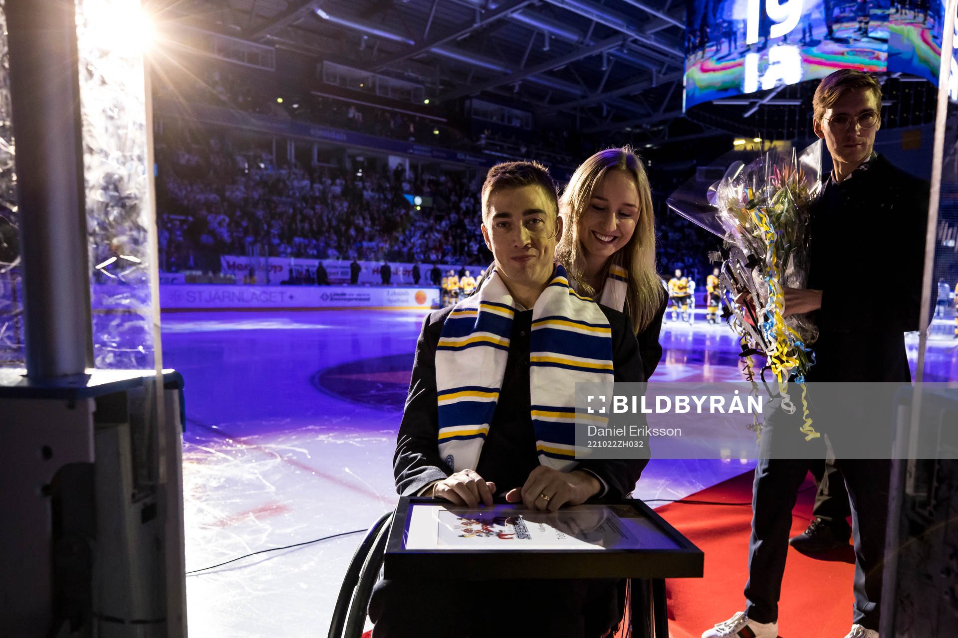 Tobias Forsberg hyllas innan ishockeymatchen i SHL mellan