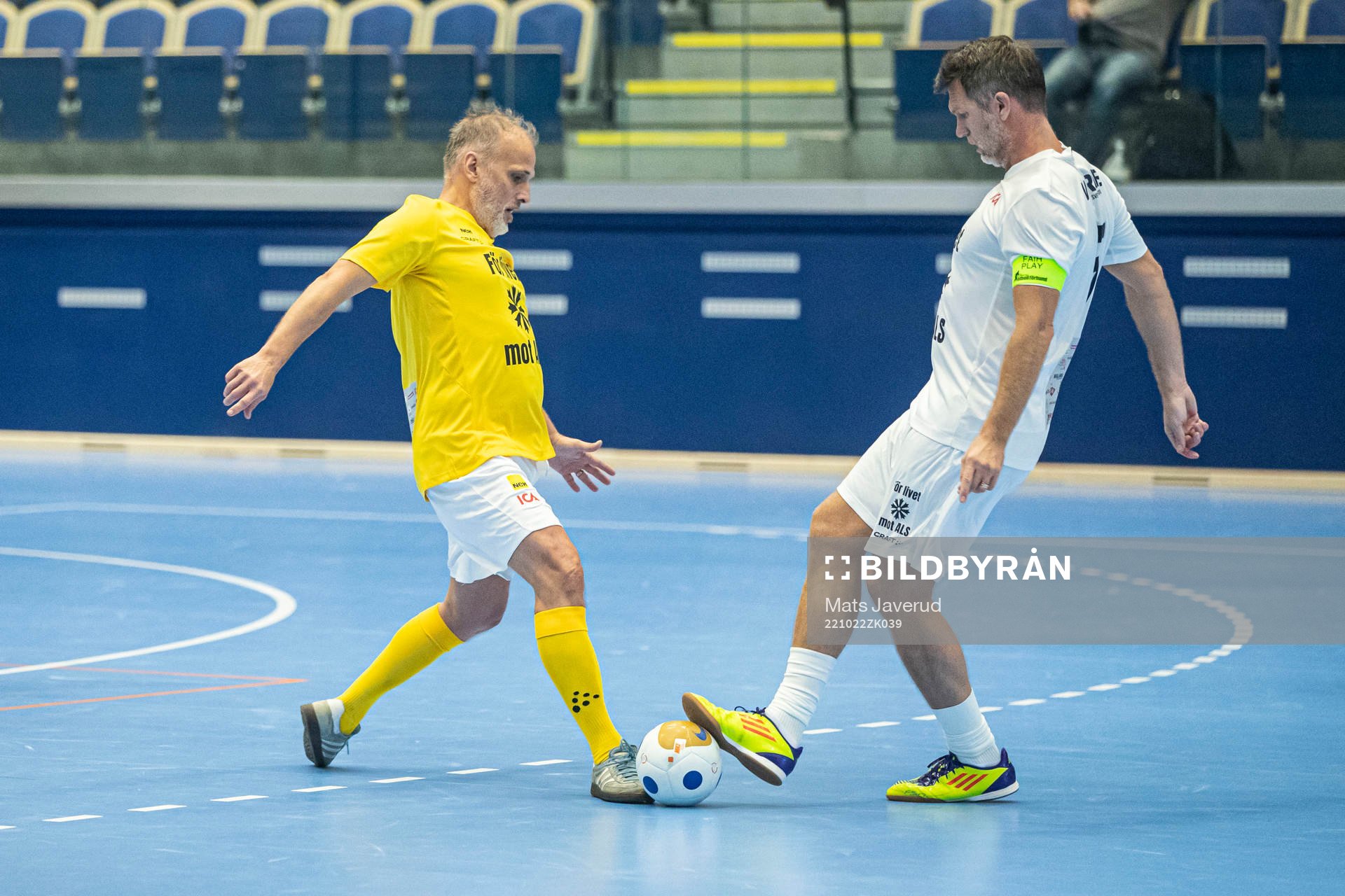 IFK65:ors Roger Mattson och Vilirare-Västs Fredrik Risp under fotbollsmatchen i För livet cupen mot ALS mellan Malmölirare och Vilirare-ÖST den 22 oktober 2022 i Malmö.