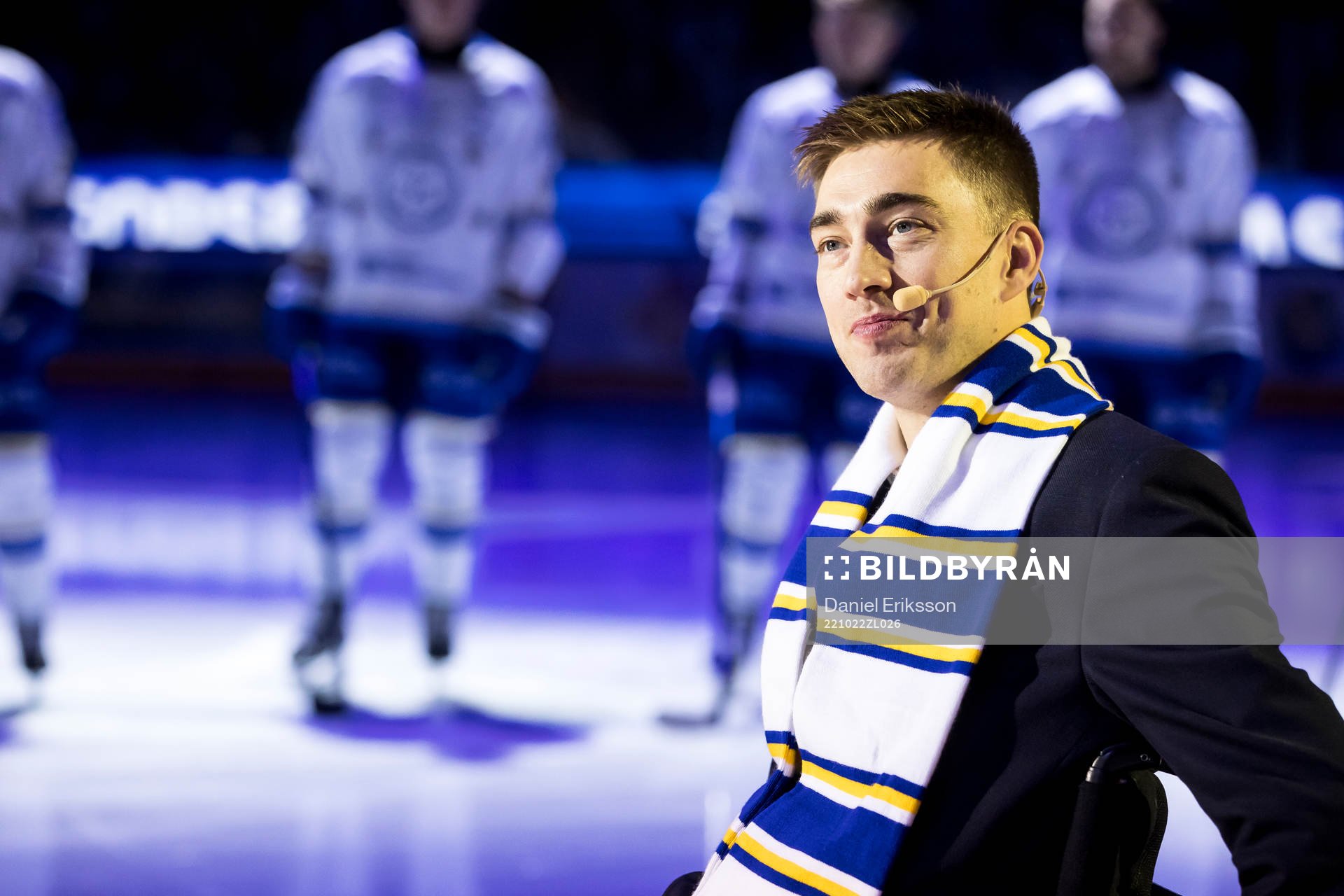 Tobias Forsberg hyllas innan ishockeymatchen i SHL mellan