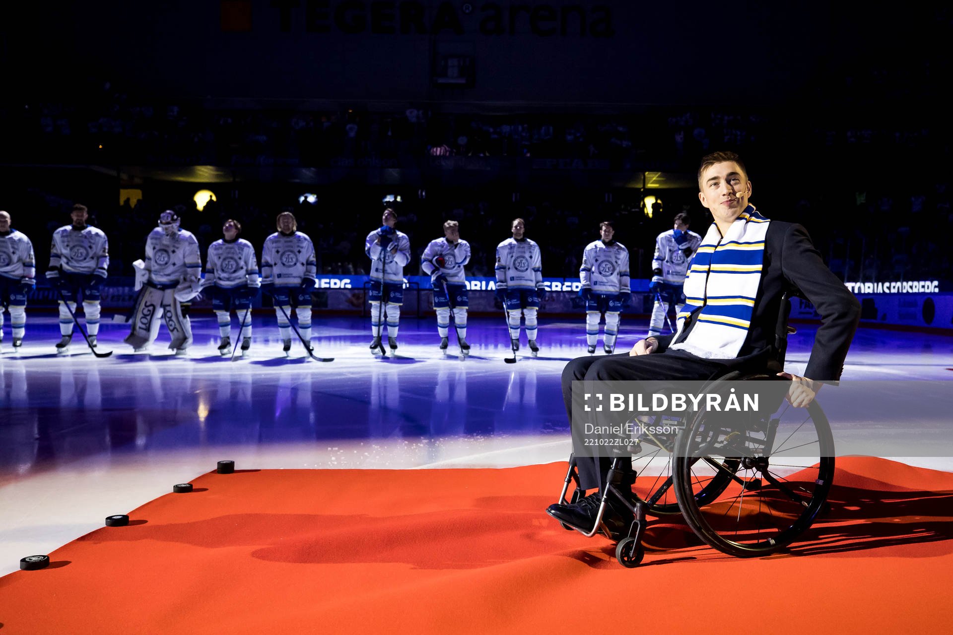 Tobias Forsberg hyllas innan ishockeymatchen i SHL mellan
