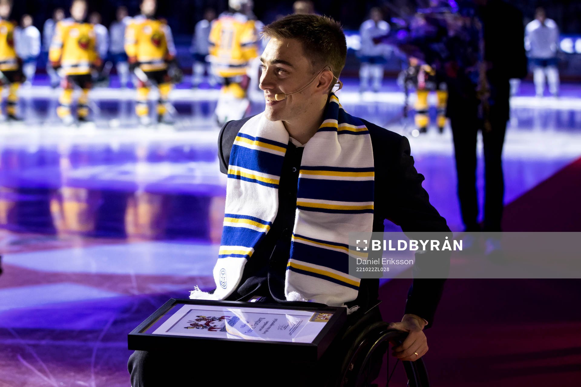 Tobias Forsberg hyllas innan ishockeymatchen i SHL mellan