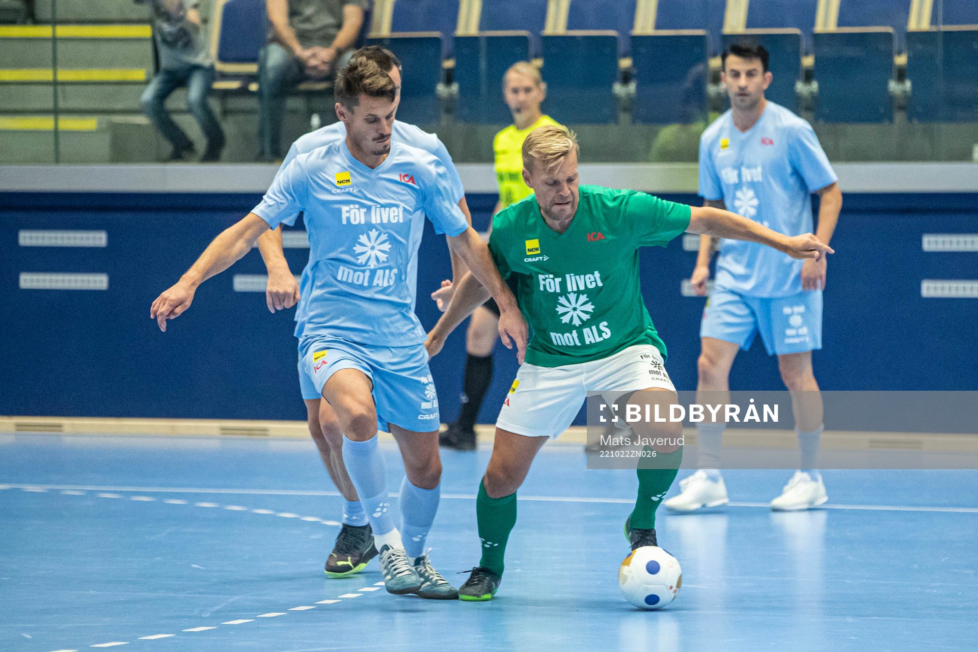 Malmölirares Markus Rosenberg och Vilirare-Östs Johan Arneng under fotbollsmatchen i För livet cupen mot ALS mellan Malmölirare och Vilirare-ÖST den 22 oktober 2022 i Malmö.