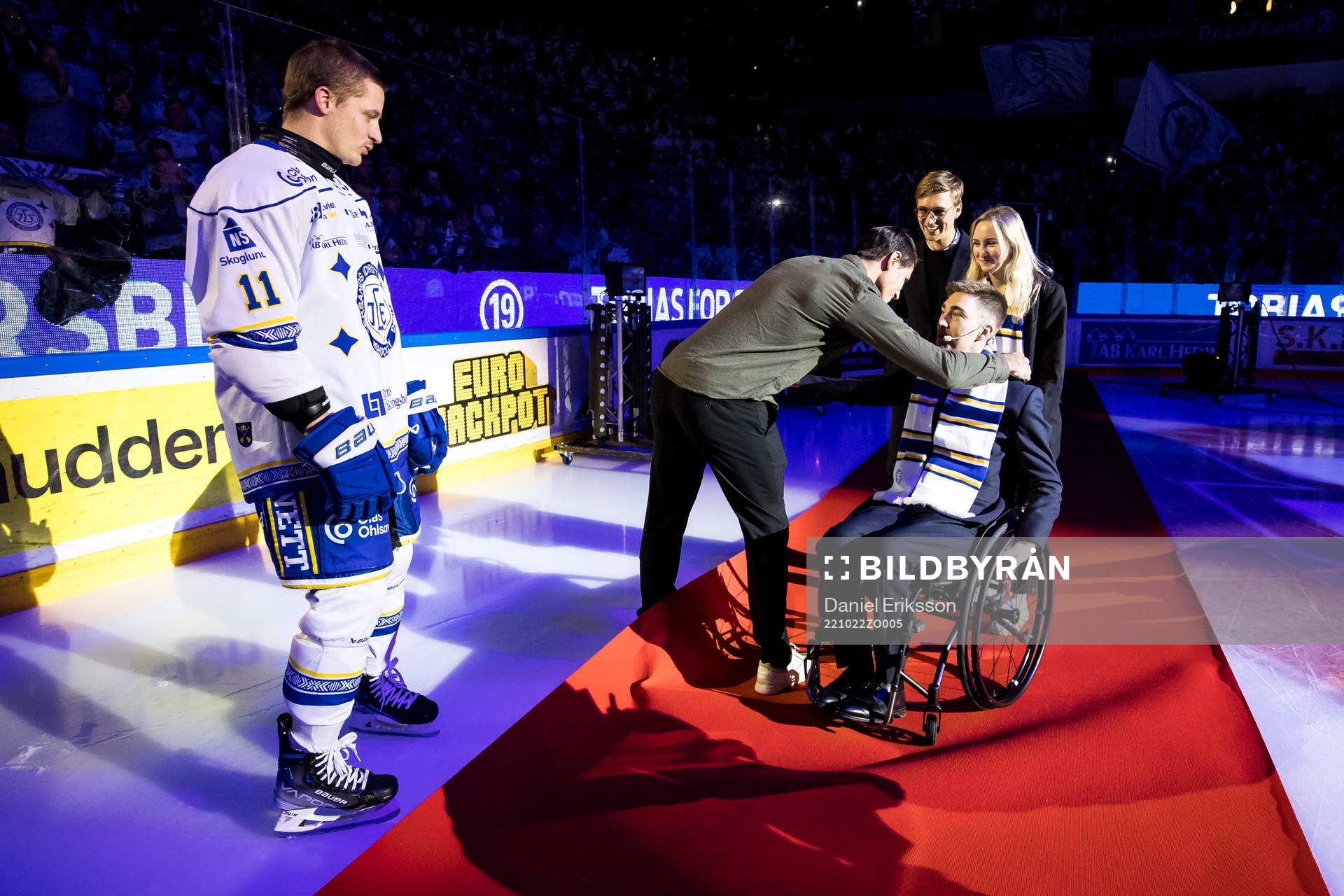 Tobias Forsberg kramas om av Leksands Jon Knuts och