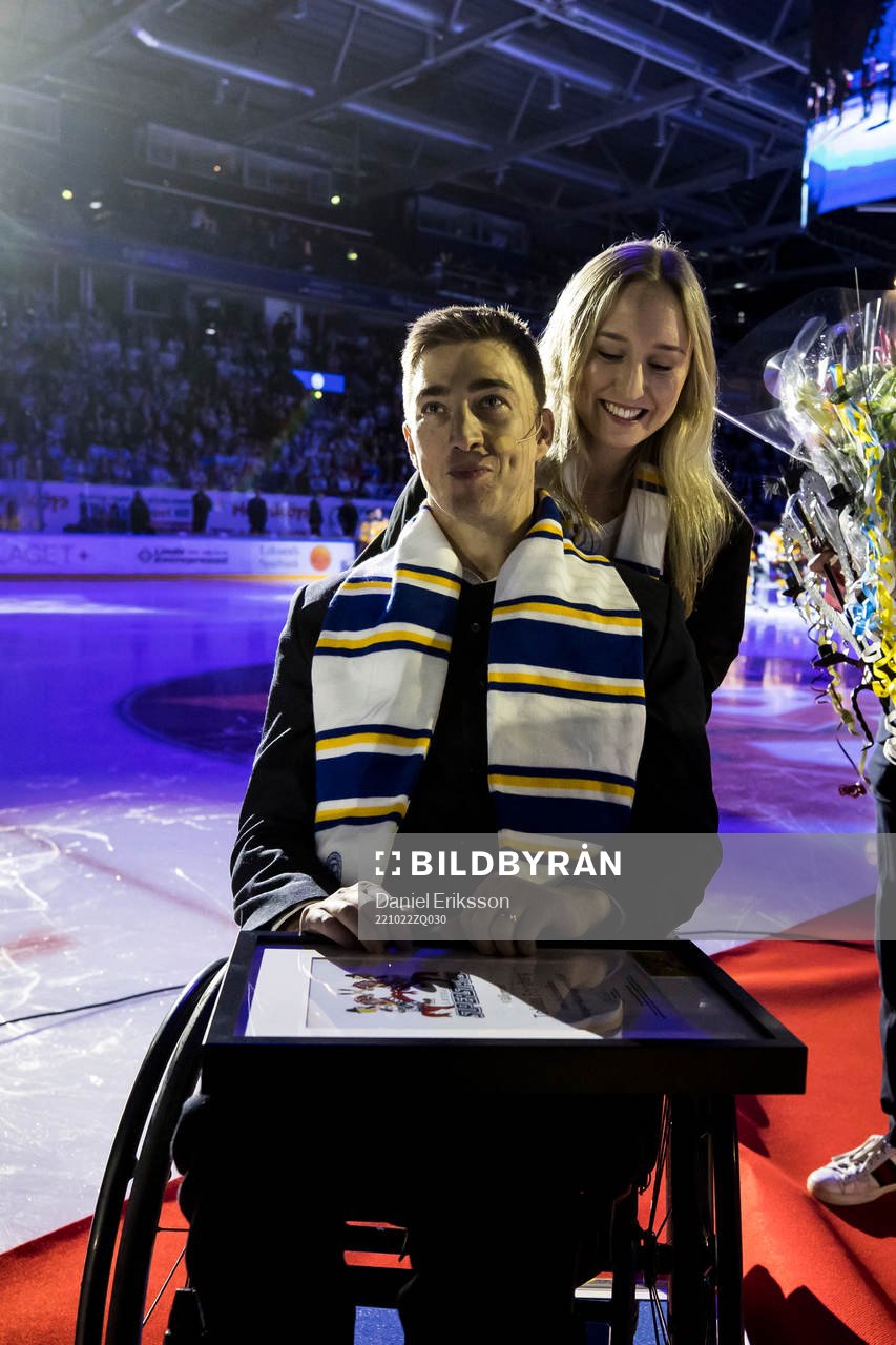 Tobias Forsberg hyllas innan ishockeymatchen i SHL mellan