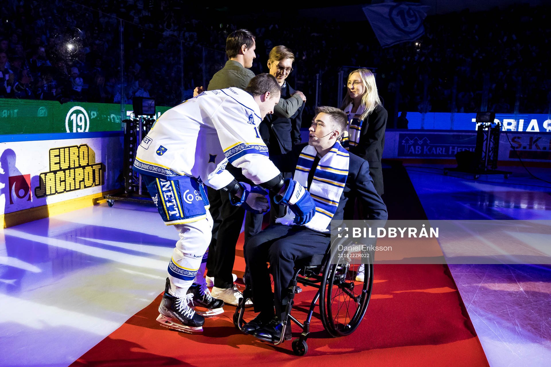 Tobias Forsberg hyllas innan ishockeymatchen i SHL mellan