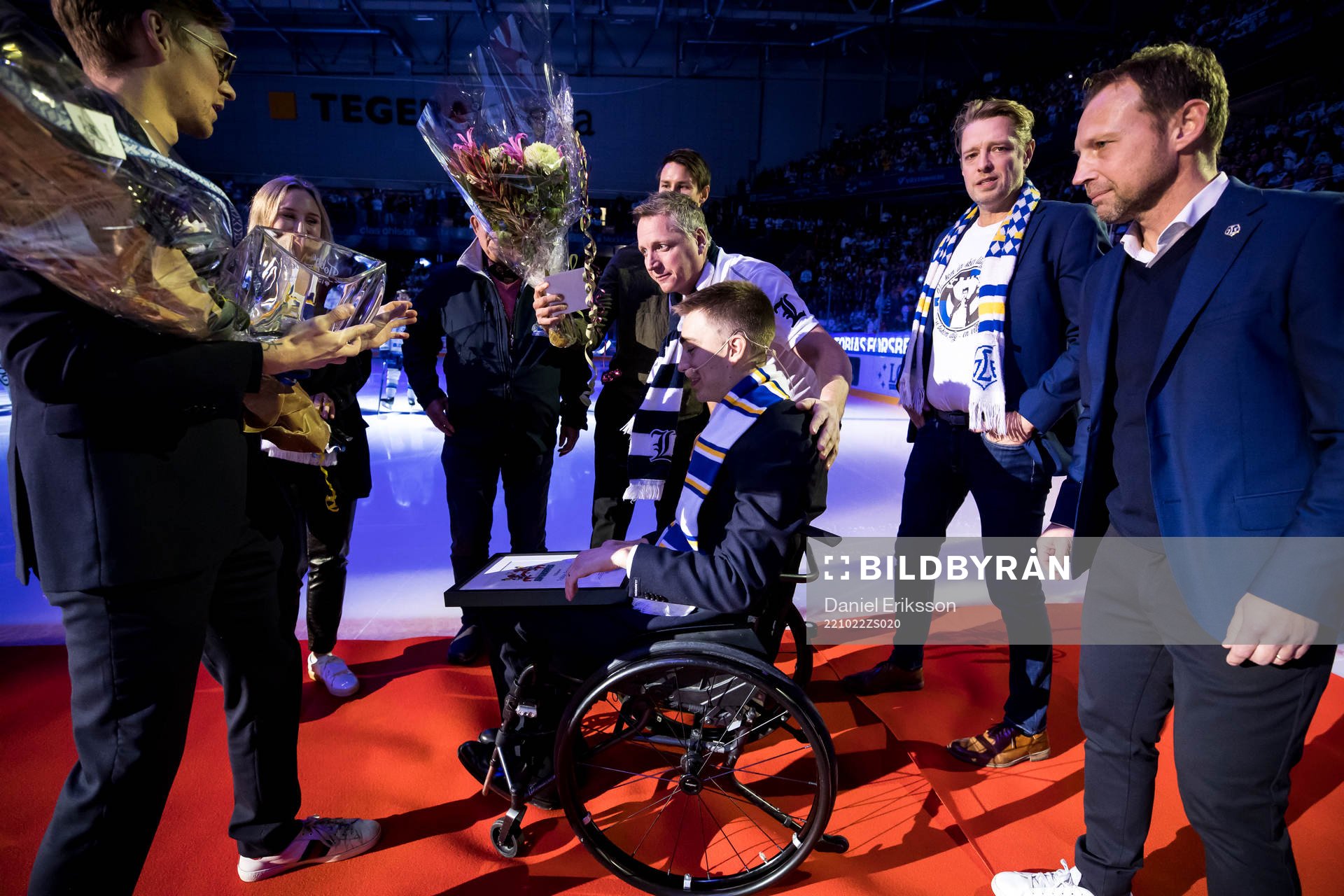 Tobias Forsberg hyllas innan ishockeymatchen i SHL mellan