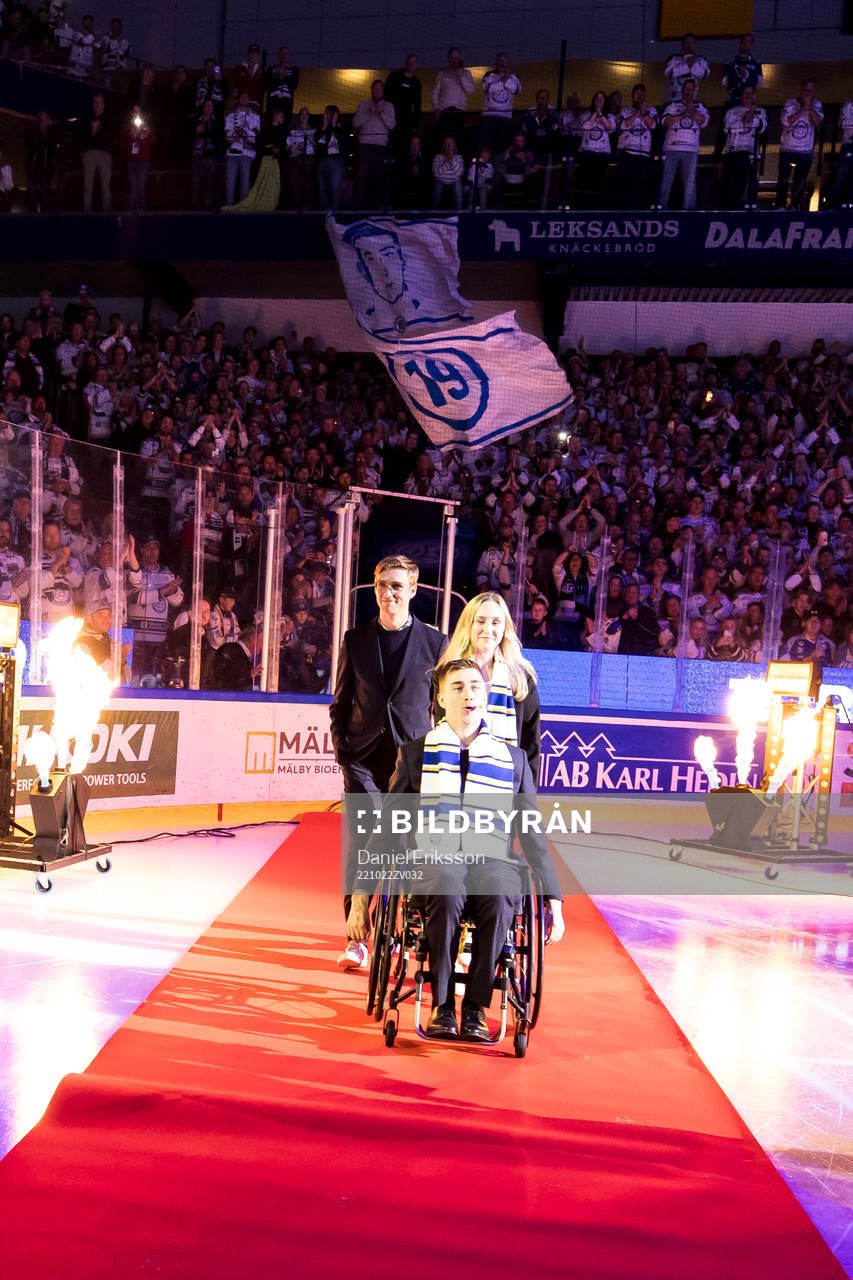 Tobias Forsberg hyllas innan ishockeymatchen i SHL mellan