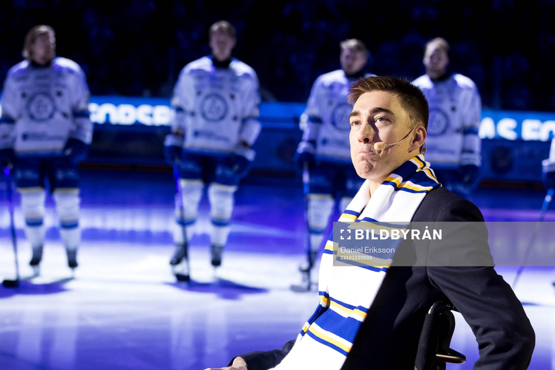 Tobias Forsberg hyllas innan ishockeymatchen i SHL mellan