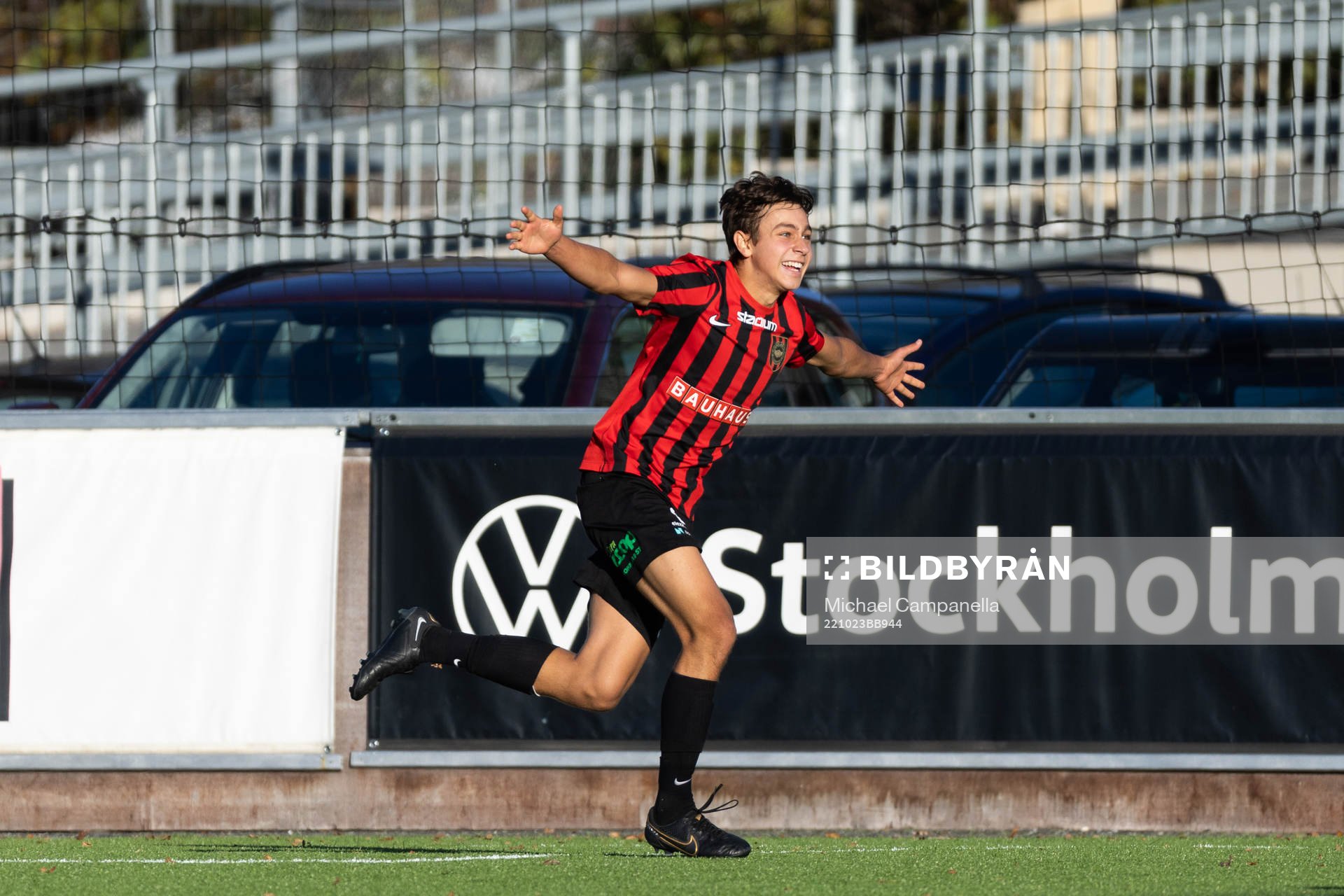 Brommapojkarnas Charlie Antonelius jublar