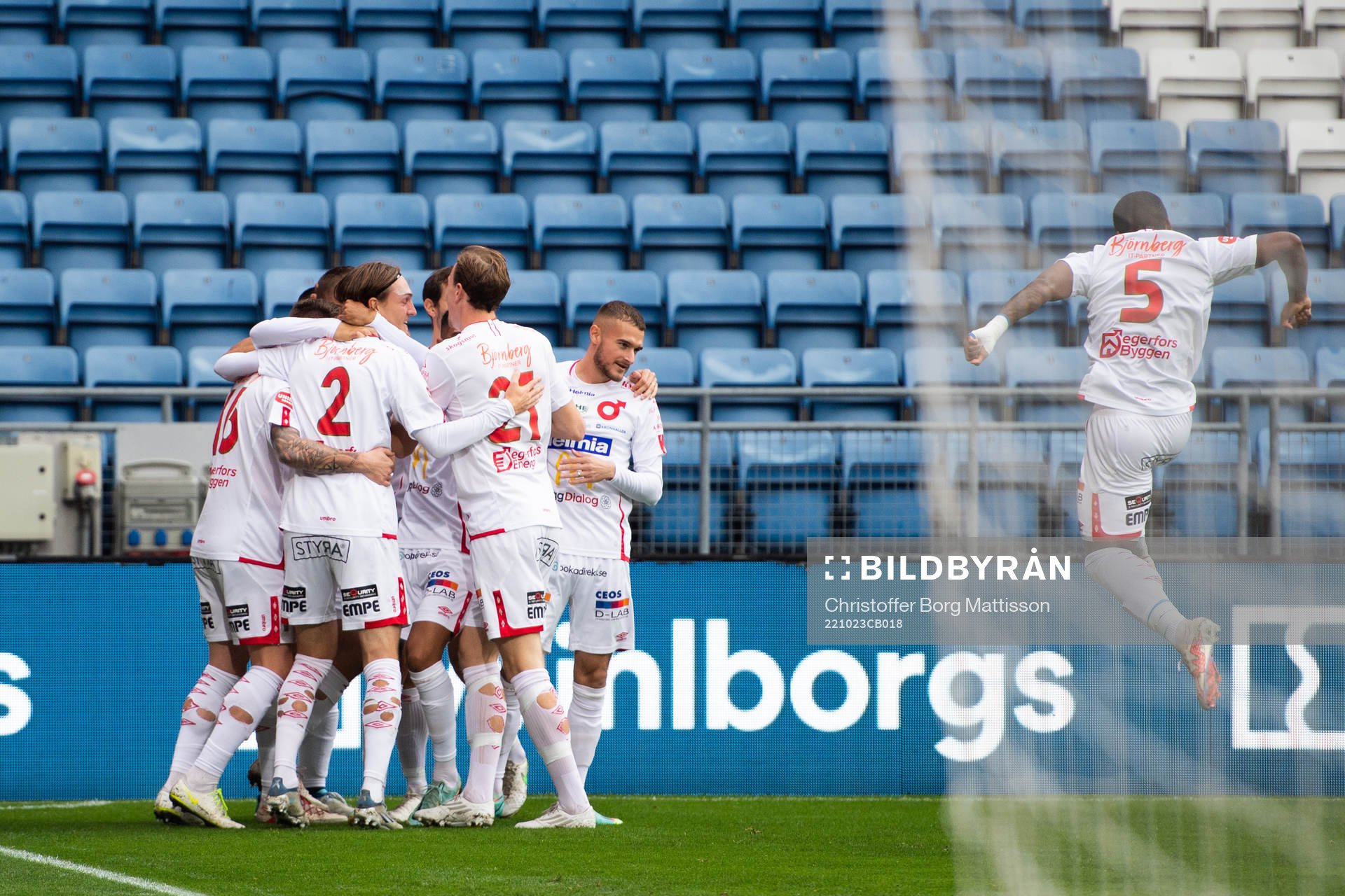 Degerfors Gustaf Lagerbielke jublar med lagkamrater