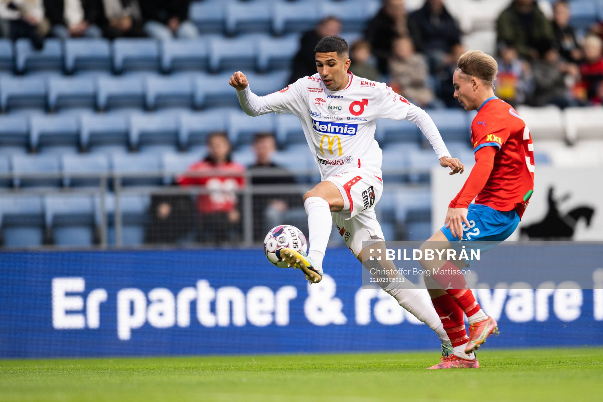 Degerfors Elyas Bouzaiene och Helsingborgs Simon Bengtsson
