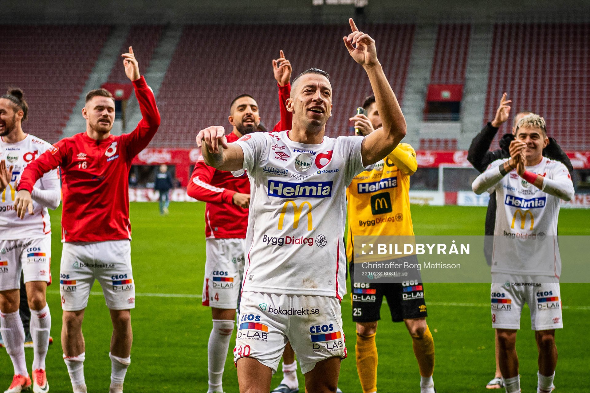 Degerfors Nikola Djurdjic jublar med supportrar