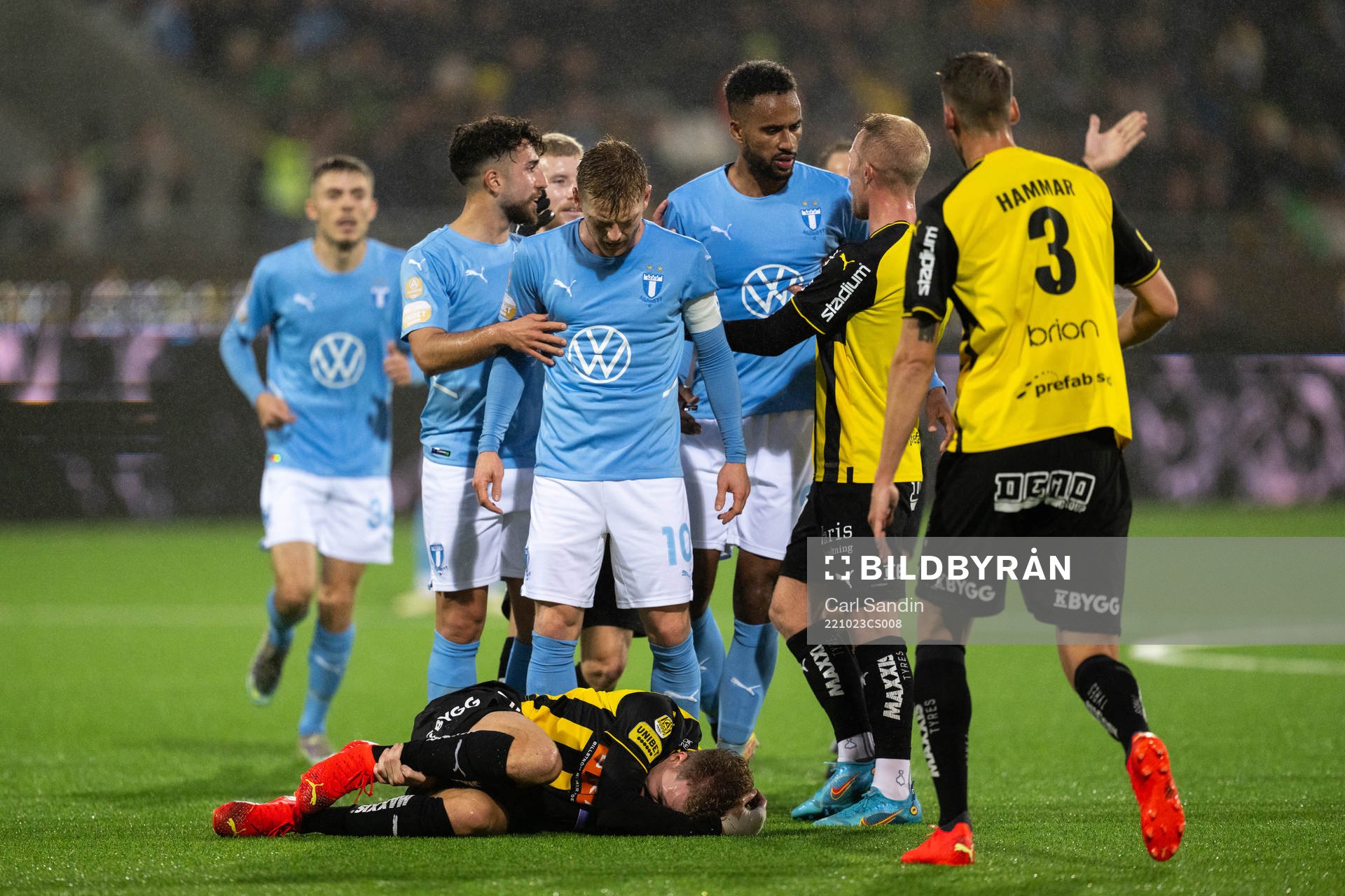 Häckens Samuel Gustafson har ont och Malmö FFs Anders