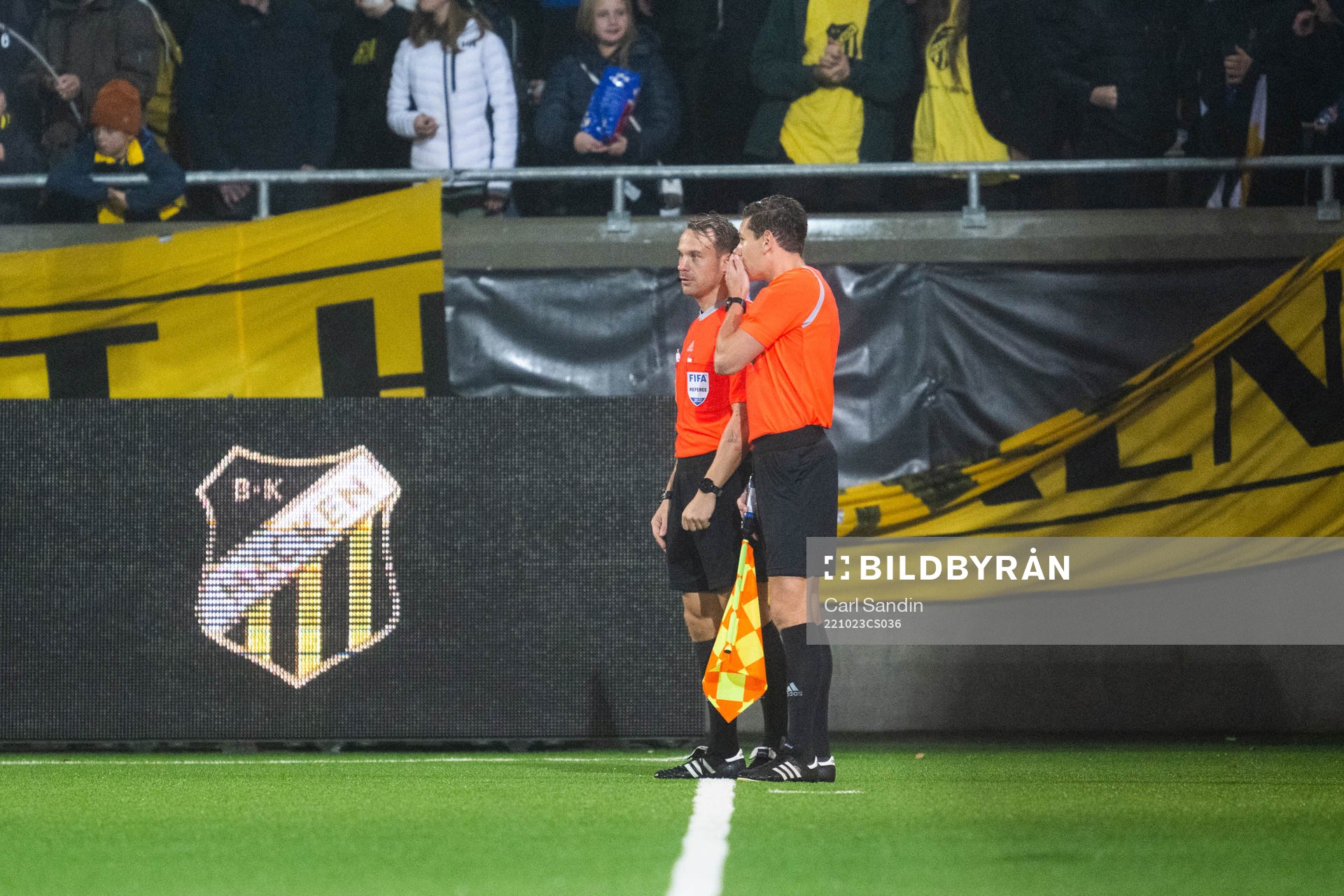 Domare Kristoffer Karlsson pratar med linjedomaren innan
